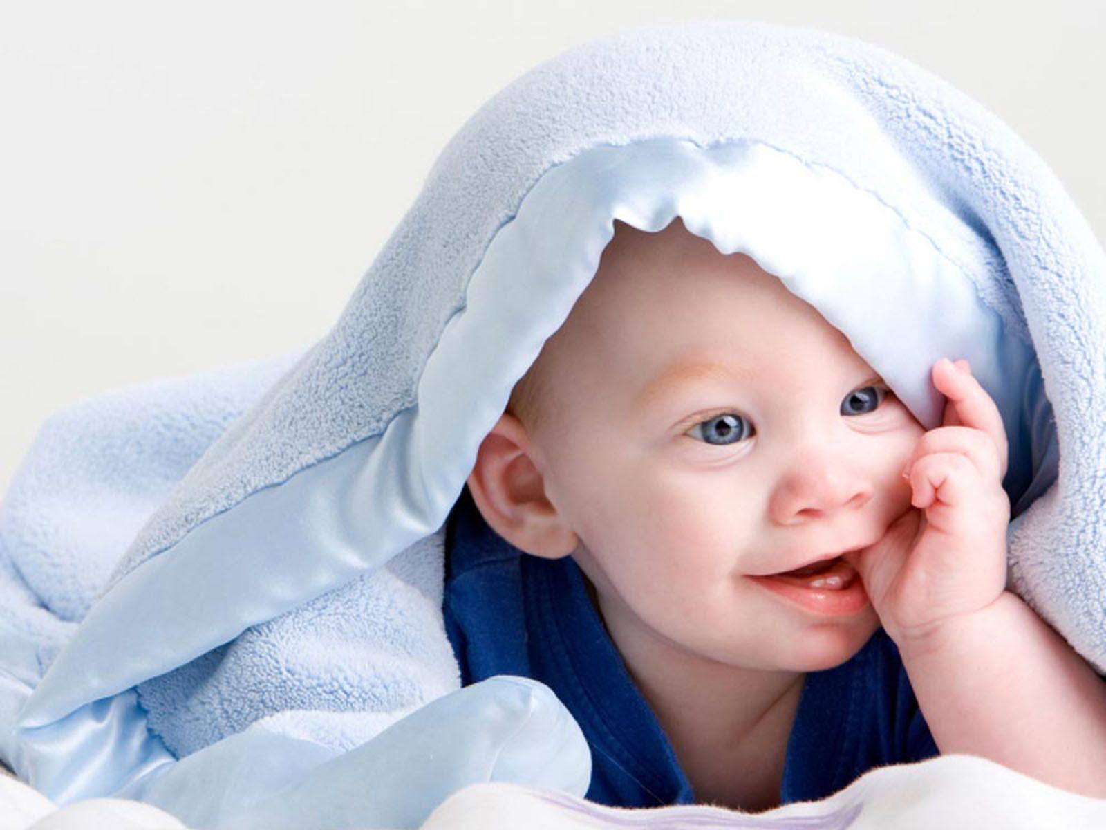 1600x1200 Celebrity Wallpaper: Baby Under Blanket