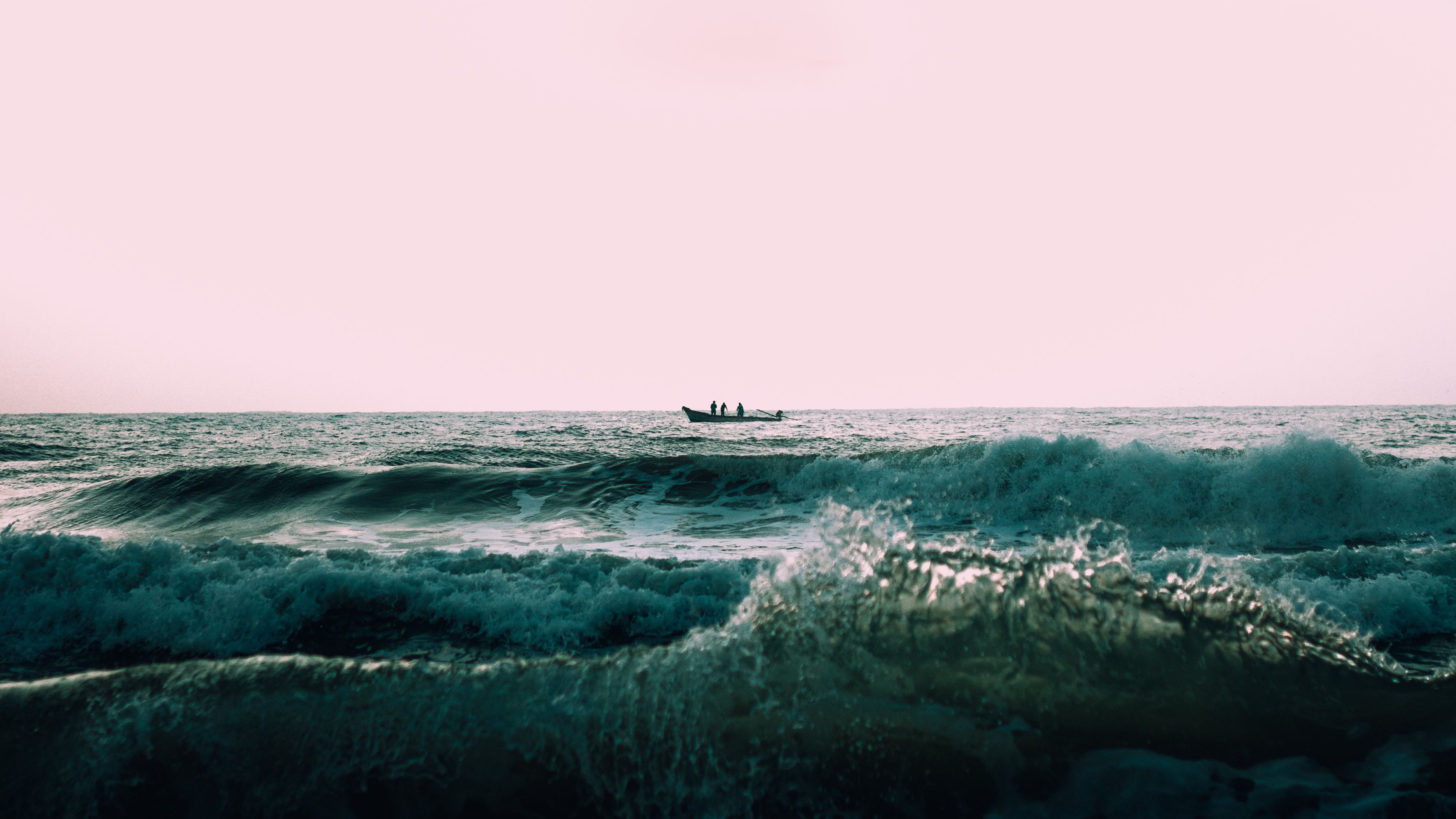 3877x2181 Dramatic Ocean Waves and Fishing Boat in Puducherry · Free