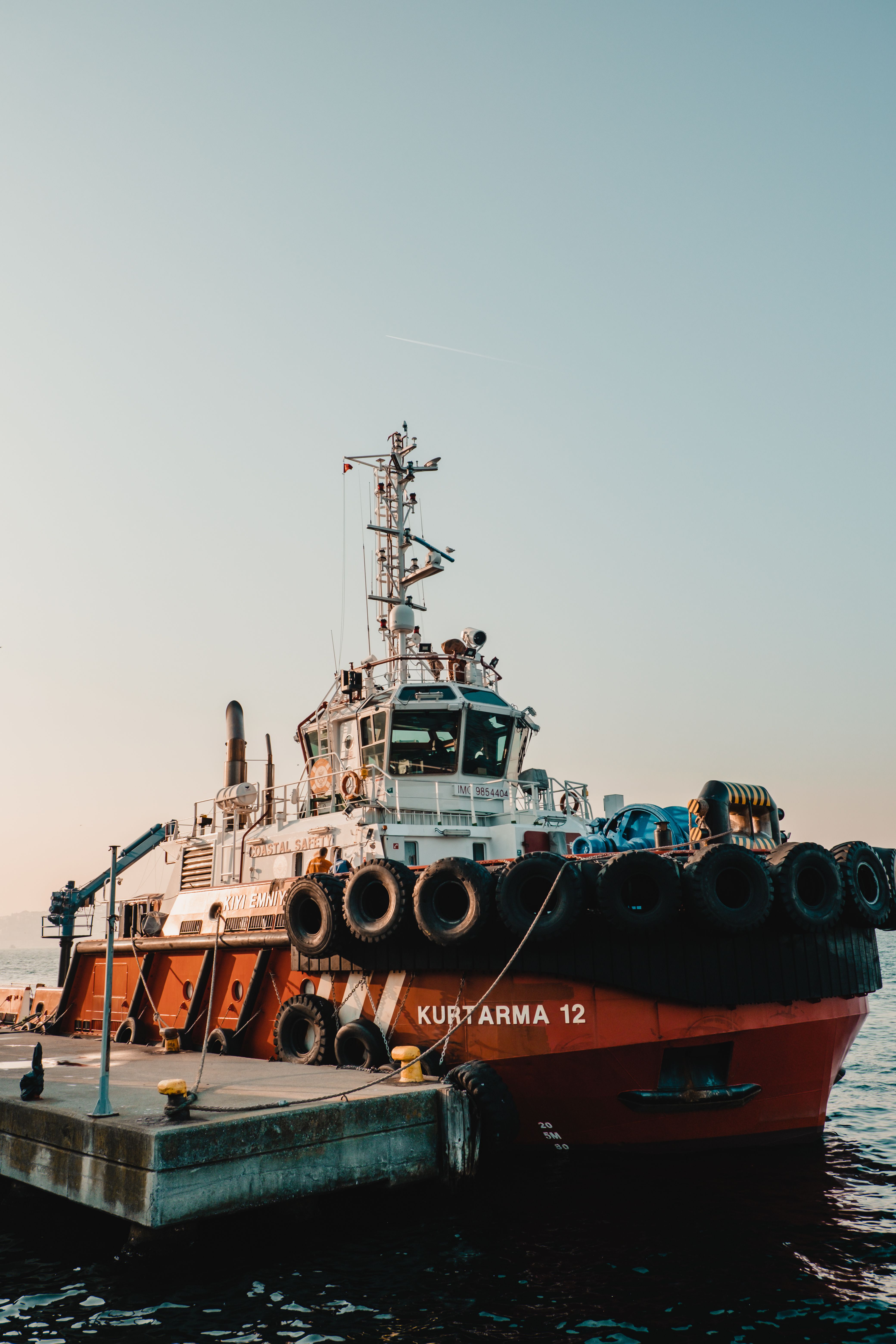 4160x6240 Resting tugboat · Free