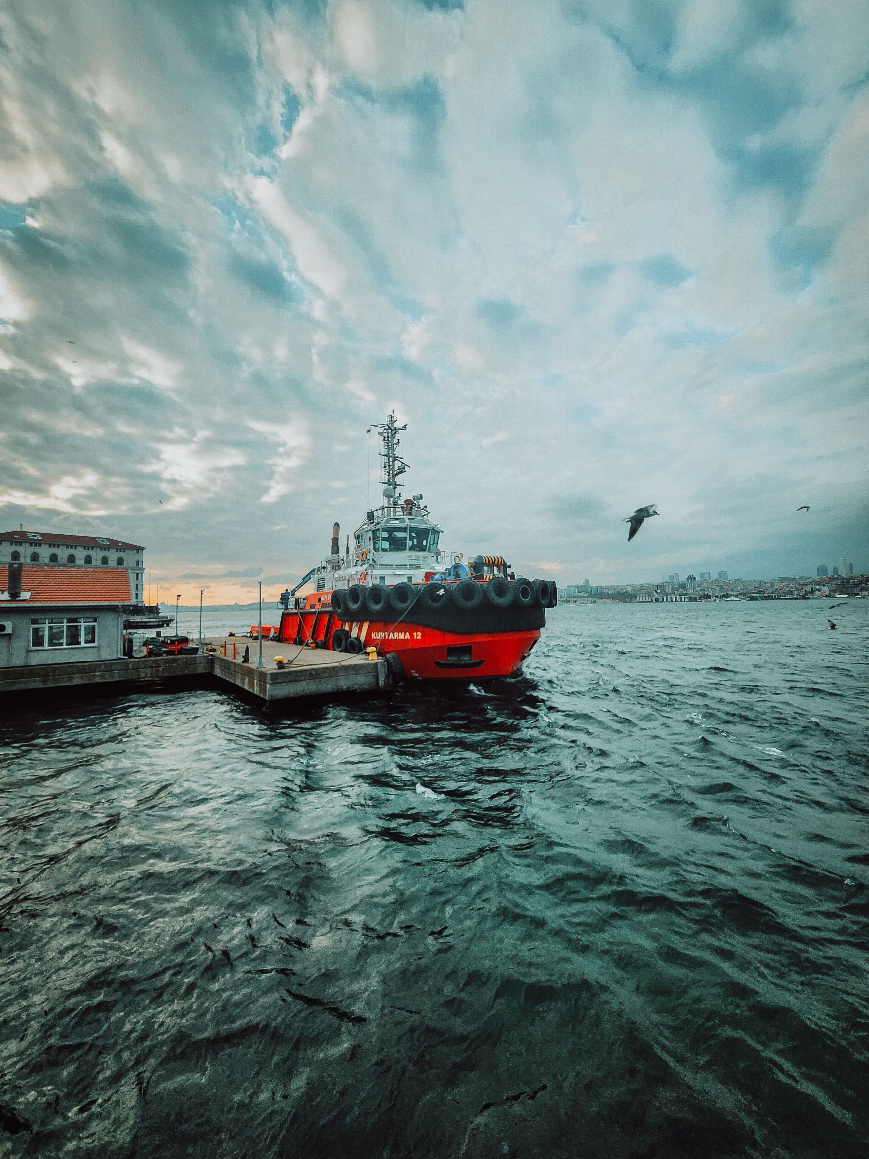 3000x4000 Resting tugboat · Free
