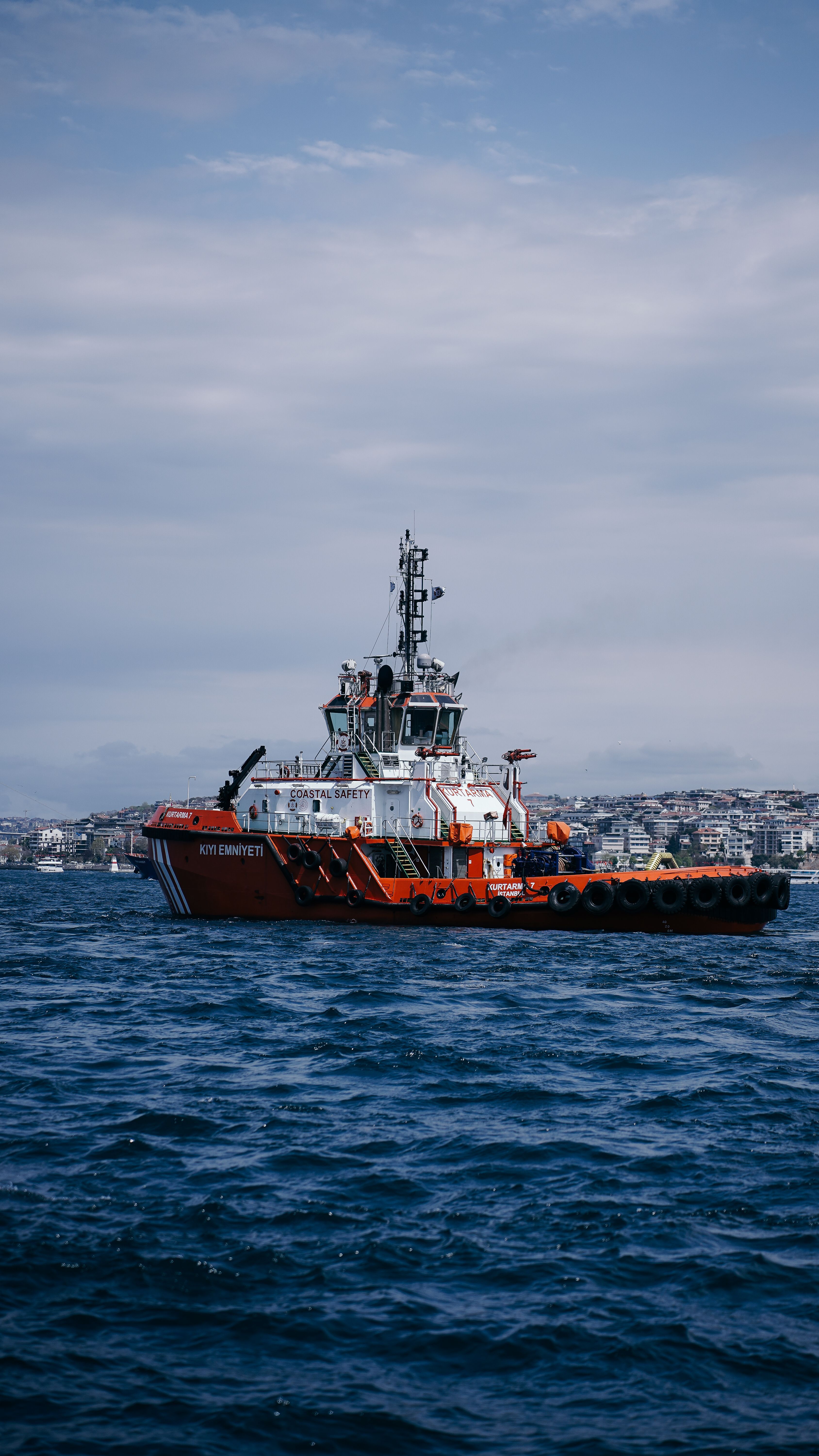 3376x6000 Resting tugboat · Free