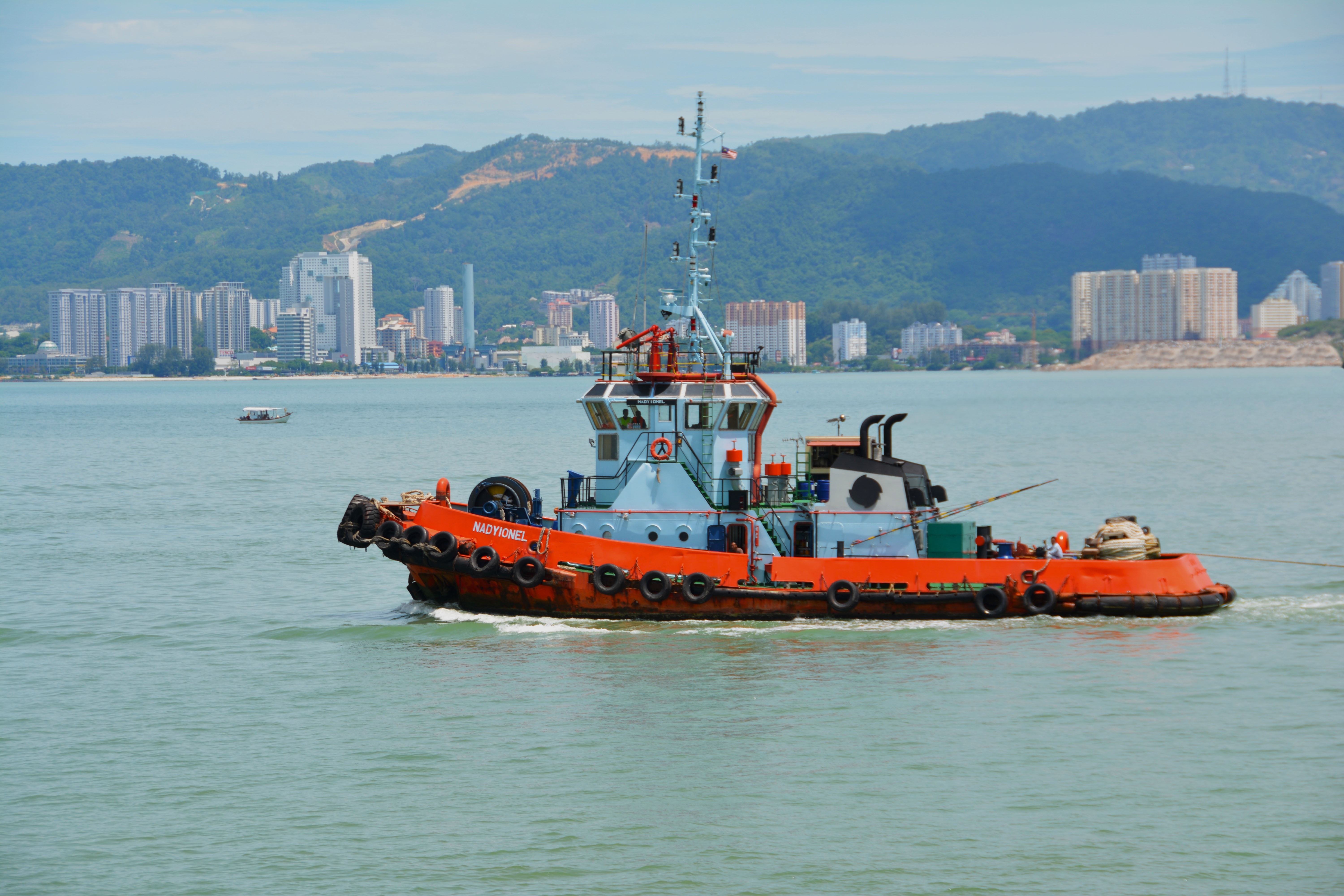 6000x4000 black and white tugboat free image