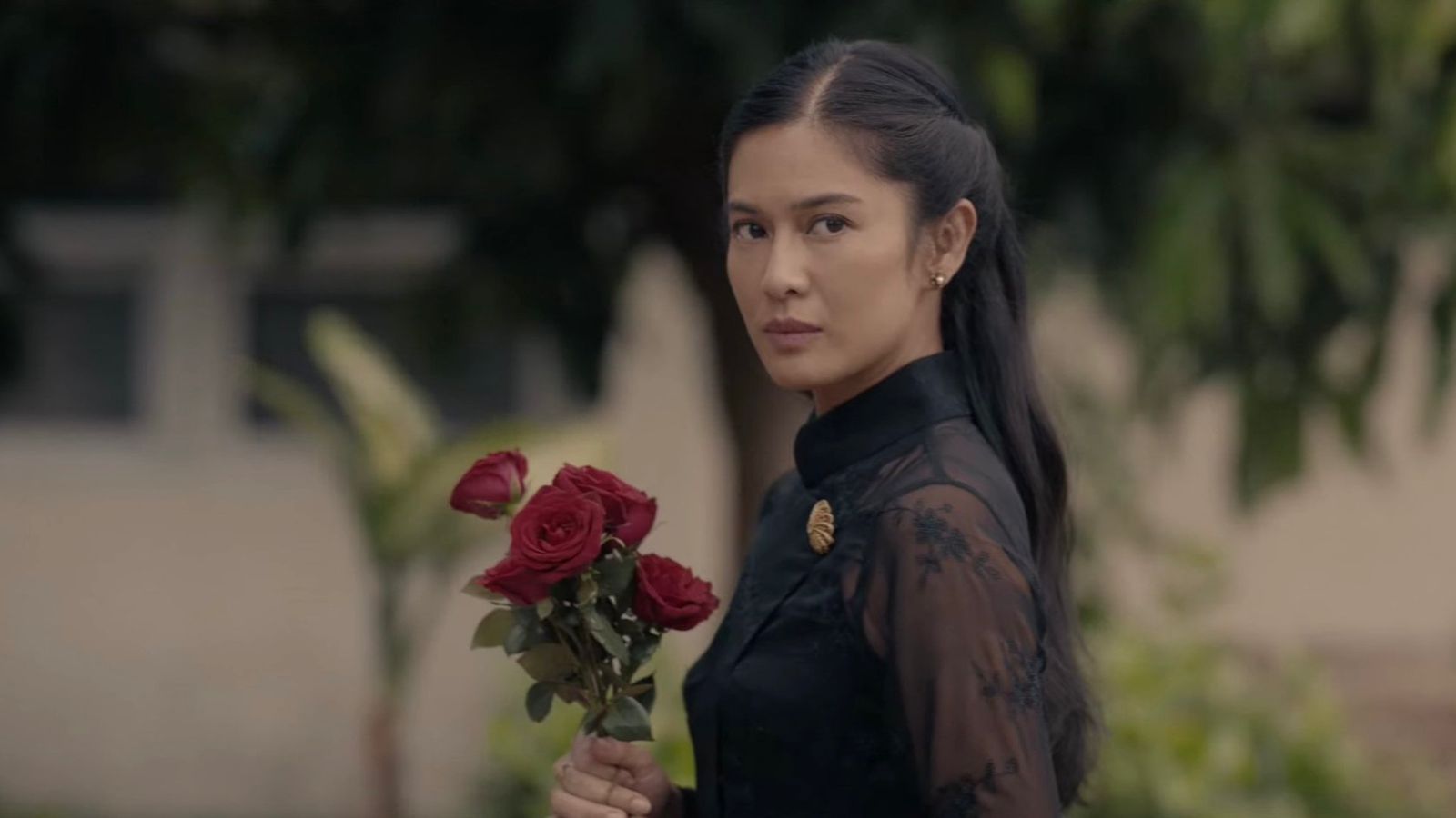 1600x900 Sudah Rilis, Intip Outfit Unik Dan Serba Hitam Ala Dian Sastro Di “gadis Kretek”