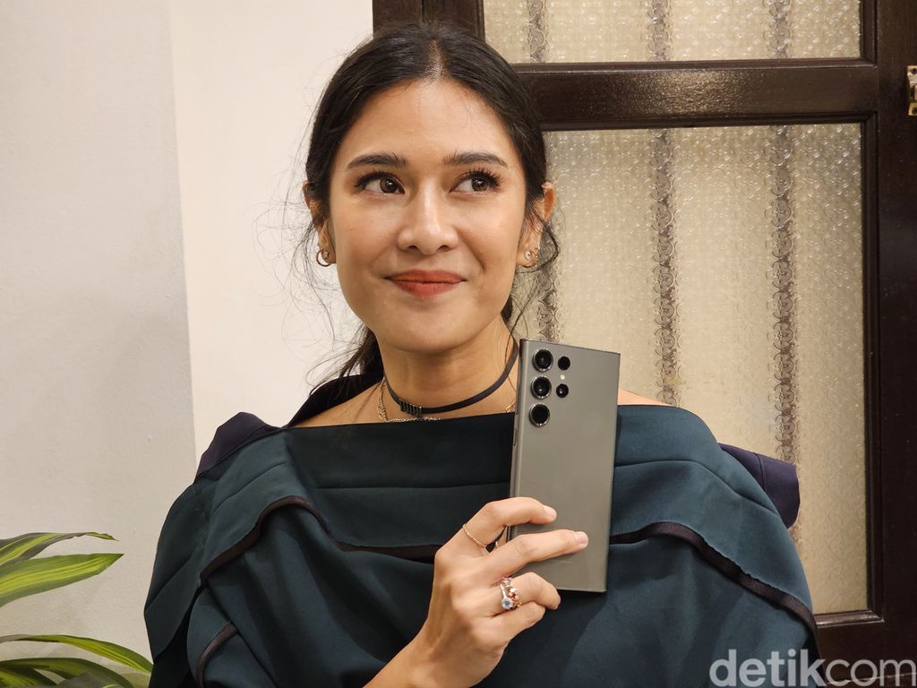 1024x768 Dian Sastro Bicara HP Favoritnya yang Bikin 'Lemah Iman'