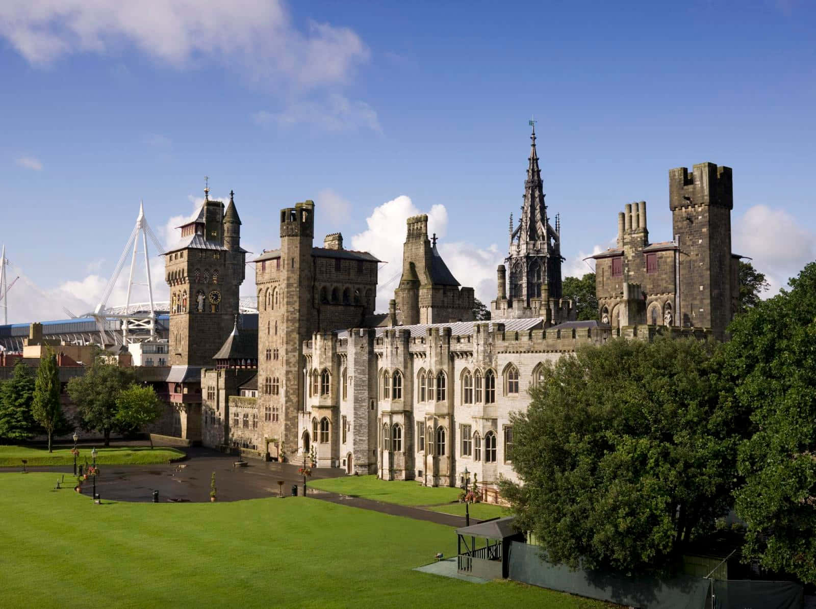 1600x1195 Download Aesthetic View In Cardiff Castle Wallpaper
