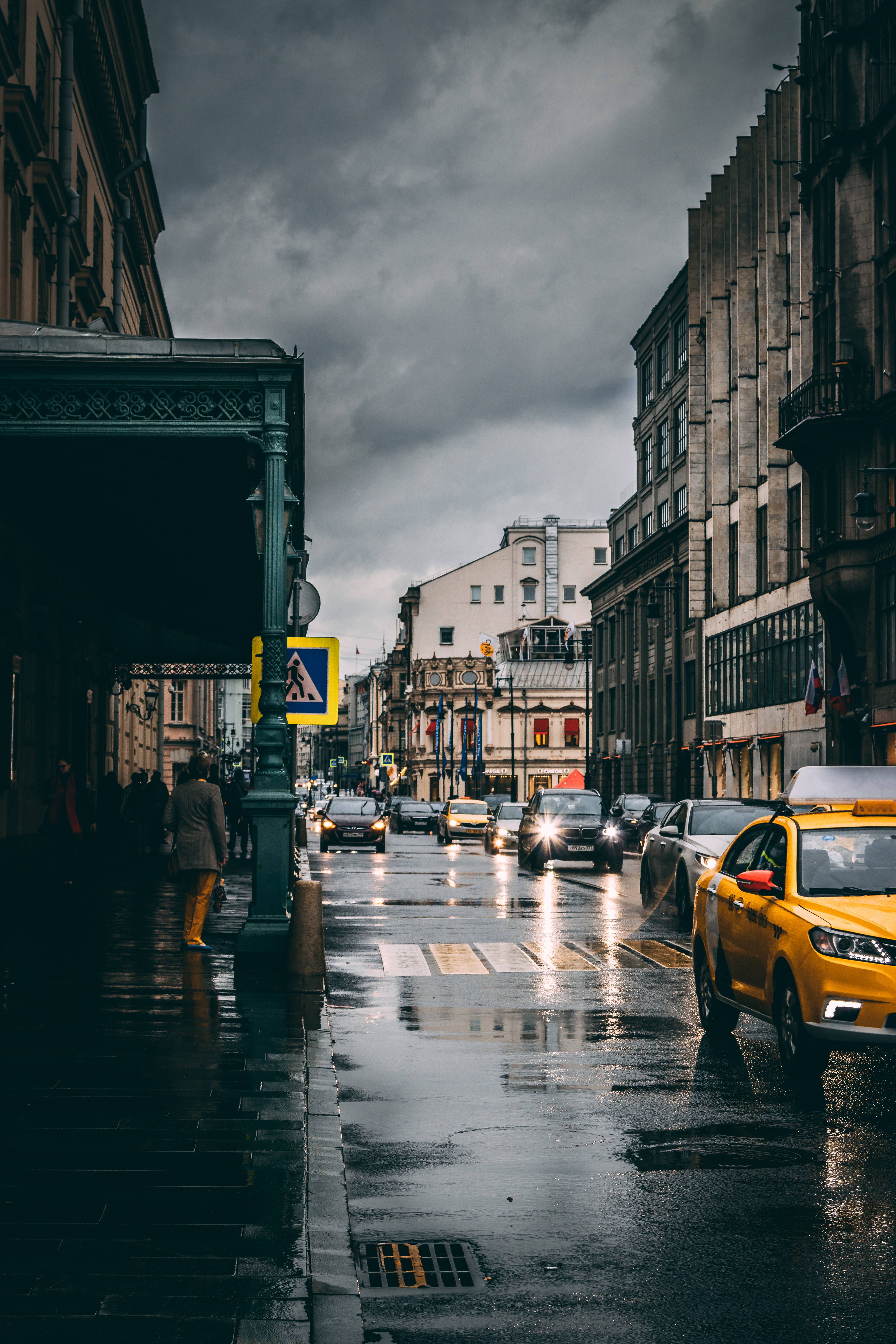 3939x5909 Download Just another wet and gloomy day in the city streets Wallpaper