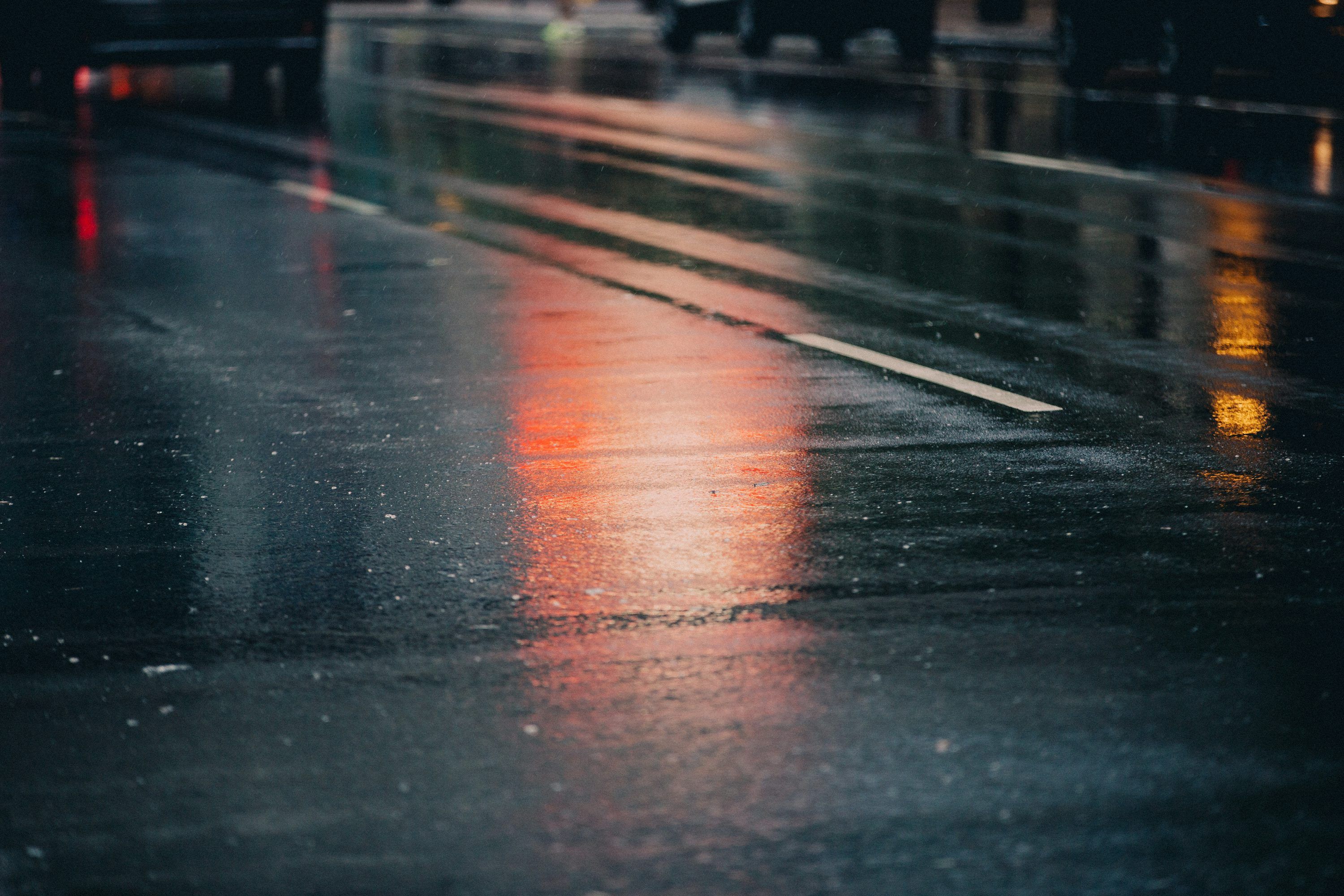 3000x2000 A wet street with a few cars parked on it