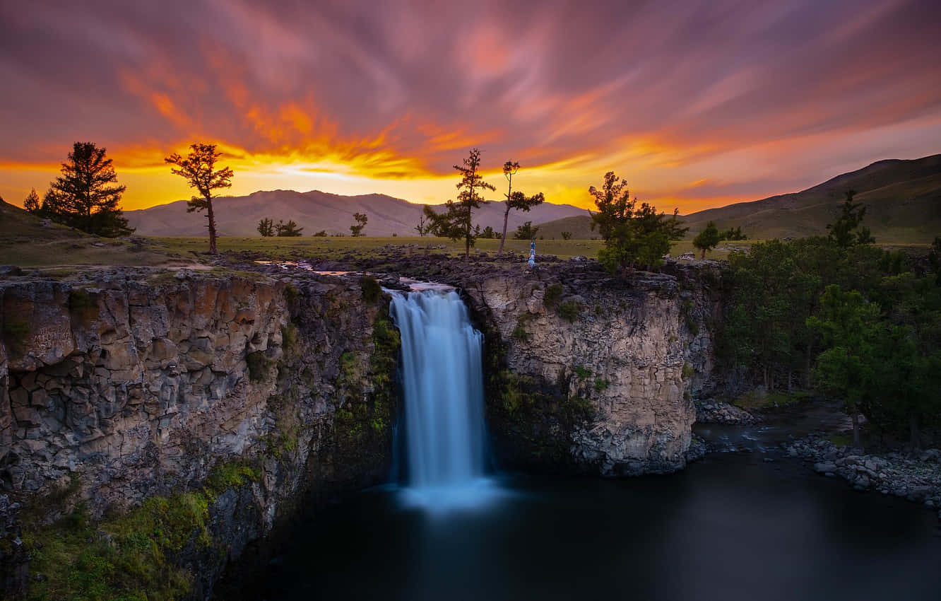 1332x850 Download A stunning lakeside view of Mongolia. Picture