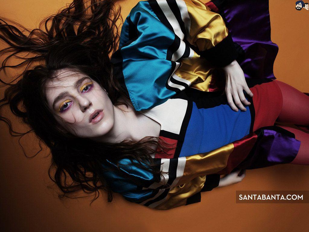 1024x768 A British singer, Birdy gives an unusual pose in colorful attire and makeover
