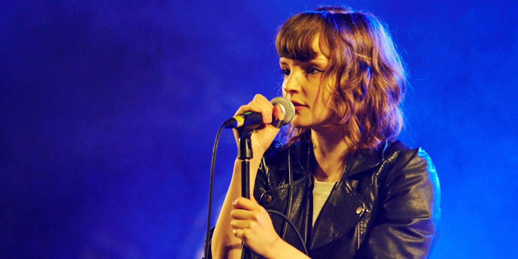 2000x1000 Lauren Mayberry Wallpaper