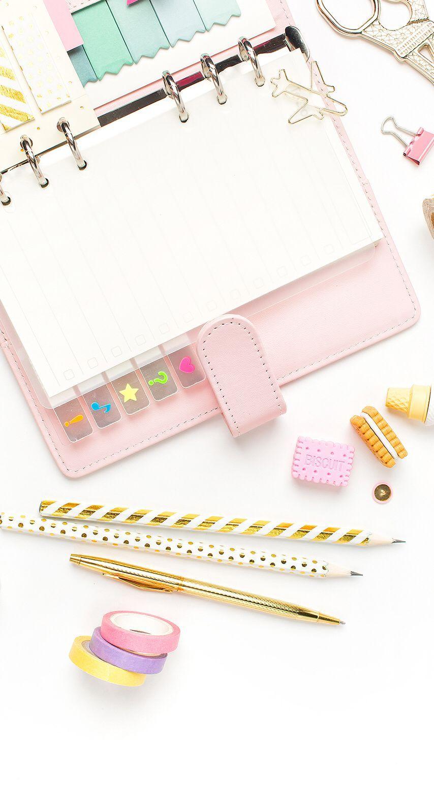 854x1590 agenda #agendapersonalizada #pink #lápis #caderno #anotações #branco #dourado #wallpapertumblr. Ideias instagram, Wallpaper legais, Papeis de parede para iphone