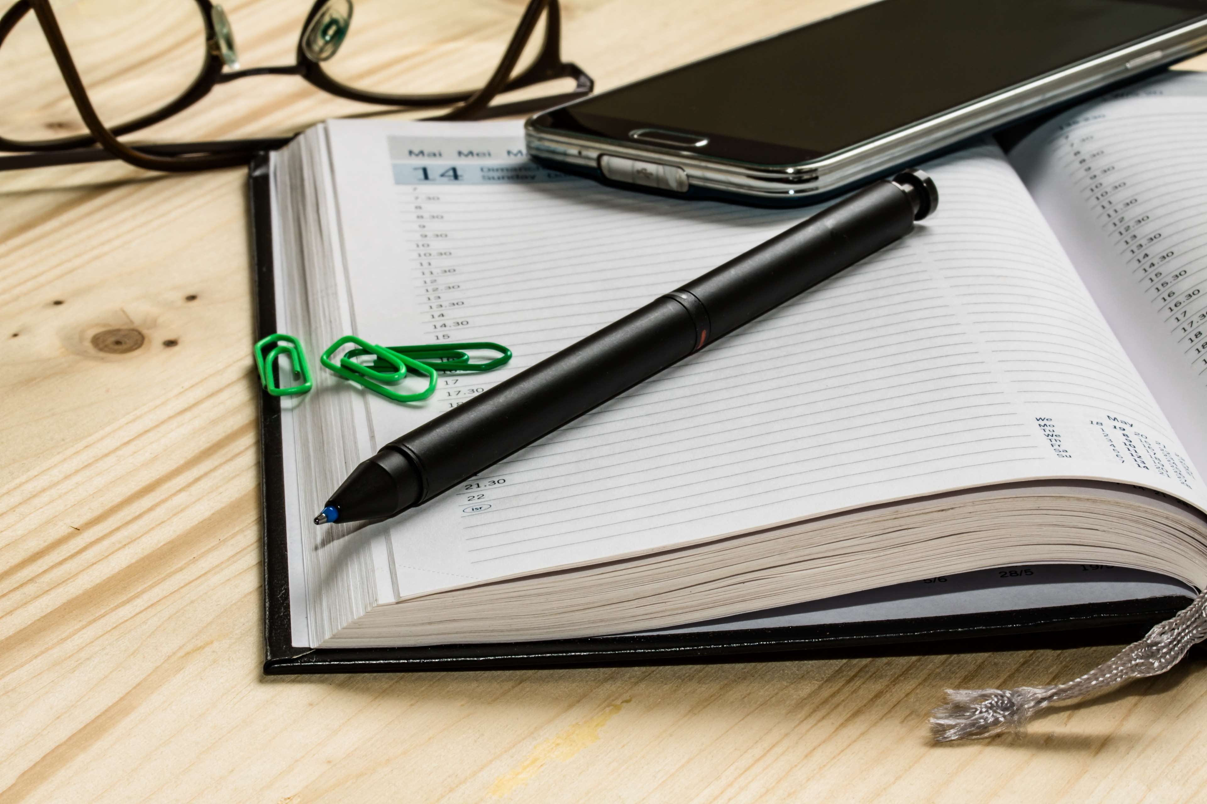 3840x2560 agenda, appointment calendar, calendar, date gift, forward, glasses, marker pen, mobile phone, notebook, office, office supplies, paperclip, pen, planning, time, workplace 4k wallpaper