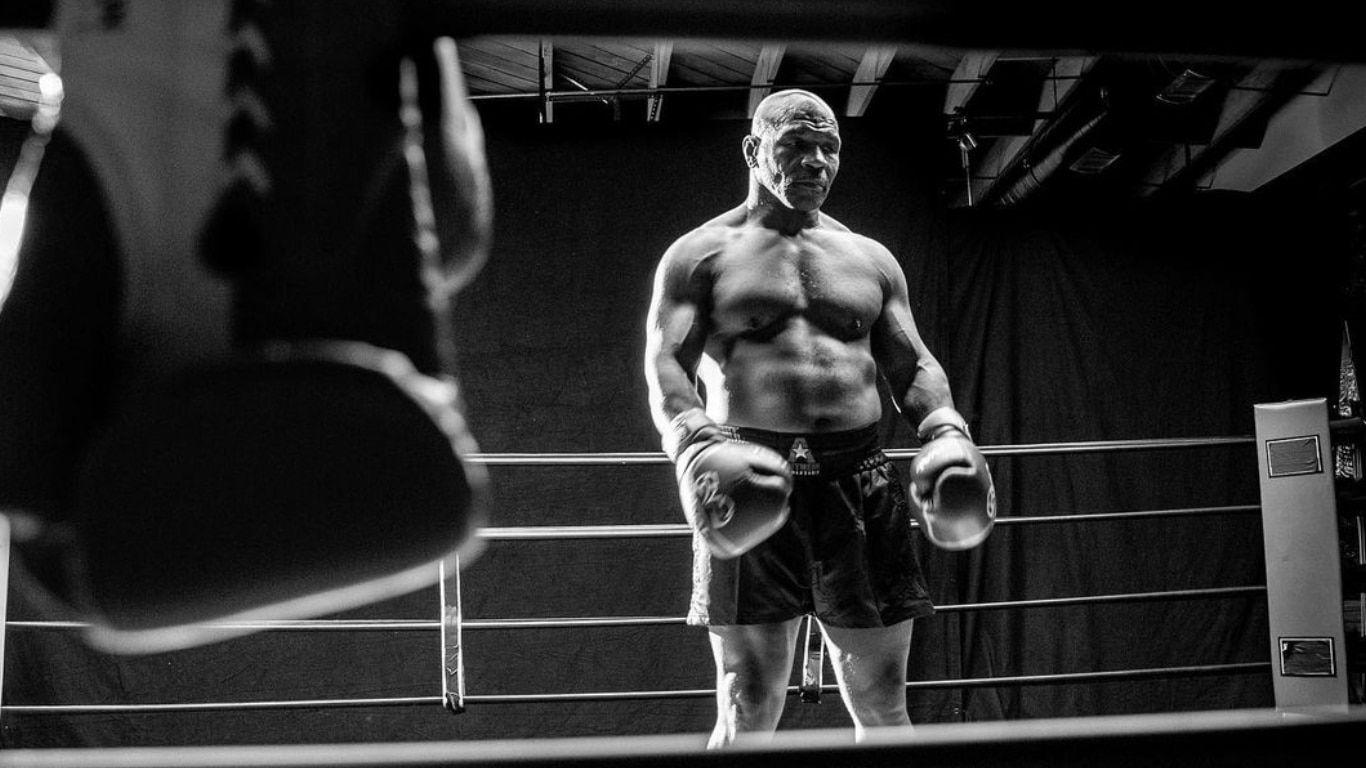 1366x768 Mike Tyson vs Roy Jones Jr (Somehow) Ends In A Draw