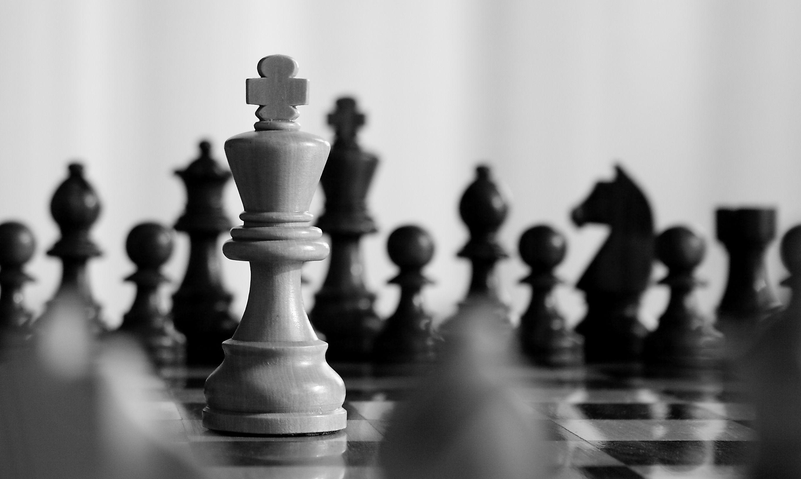 2728x1633 Black Chess King Wallpaper