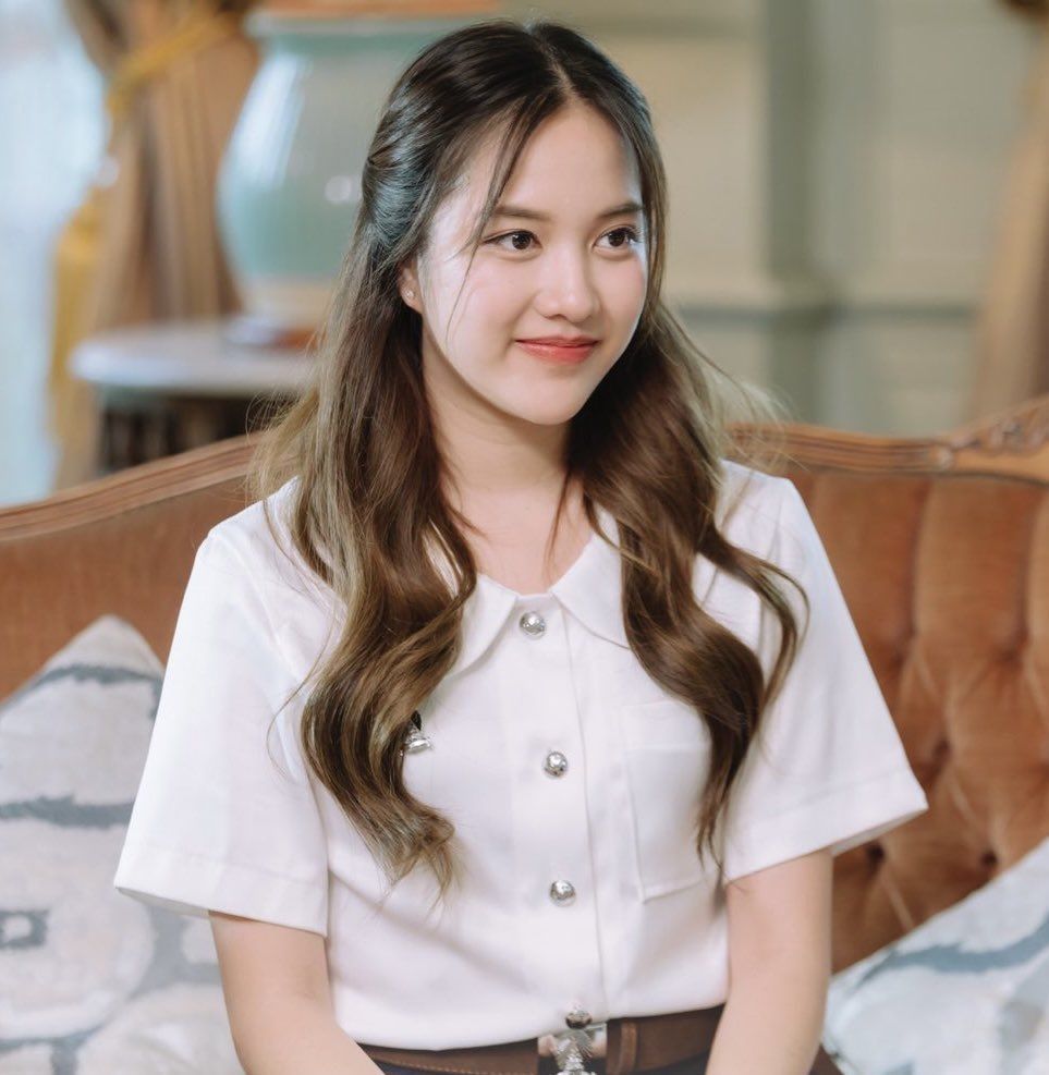 963x987 The Loyal Pin Episode .2 (TV Episode 2024) Sarocha Chankimha as Pilantita Kasidit
