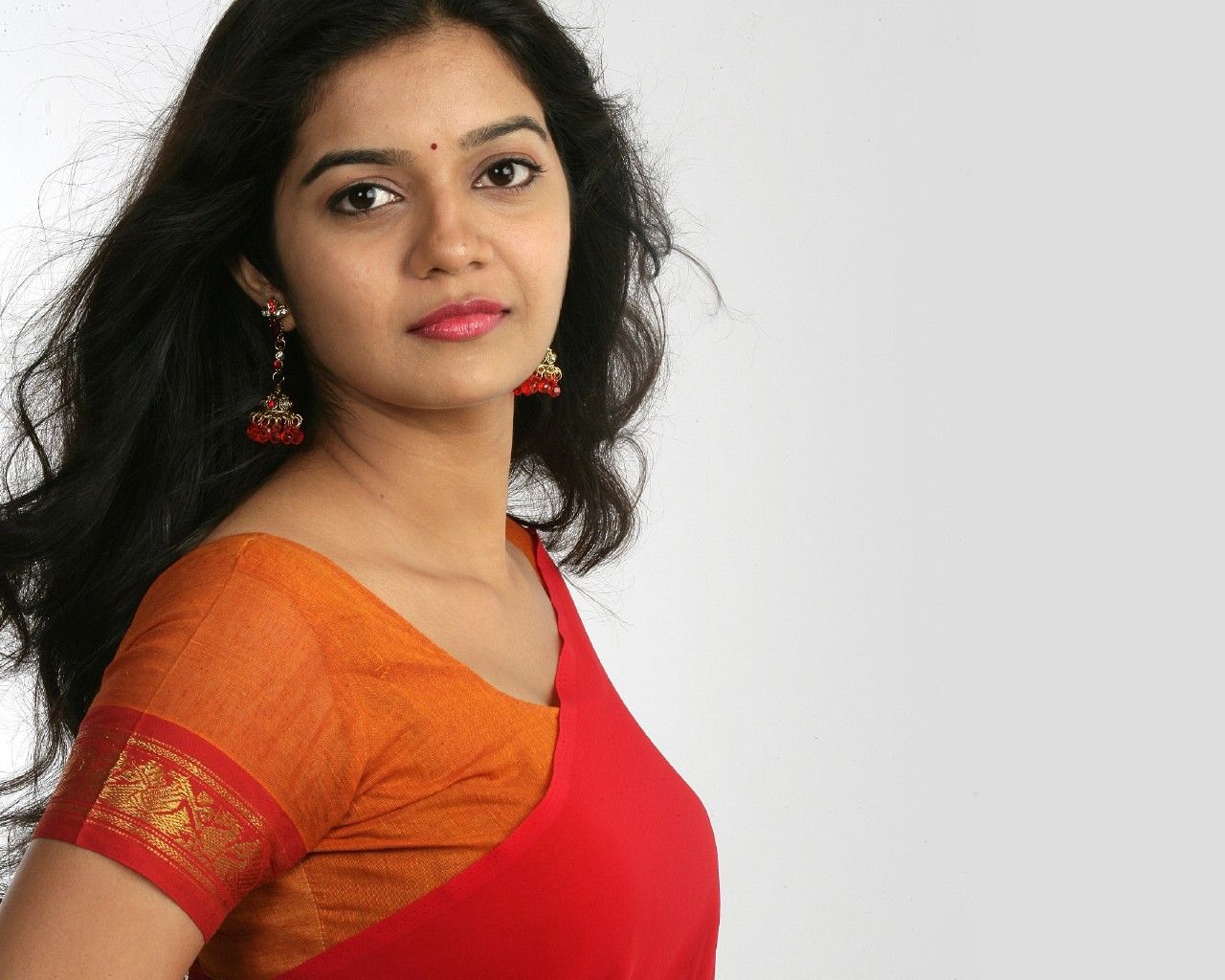 1280x1024 Colors Swathi in Red Saree Wallpaper