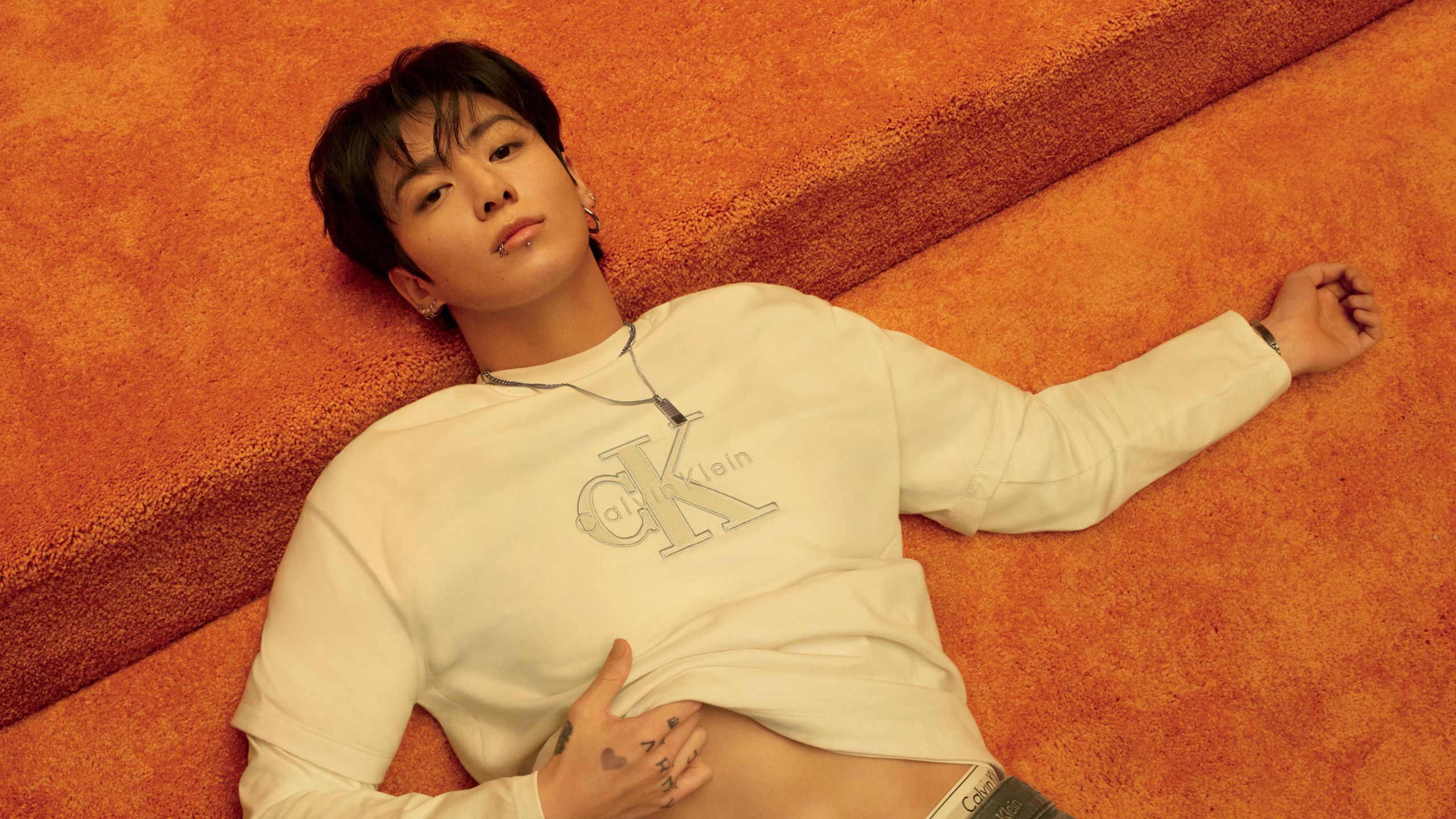2560x1440 BTS's Jungkook Brought a 90s Styling Hack Back for Calvin Klein