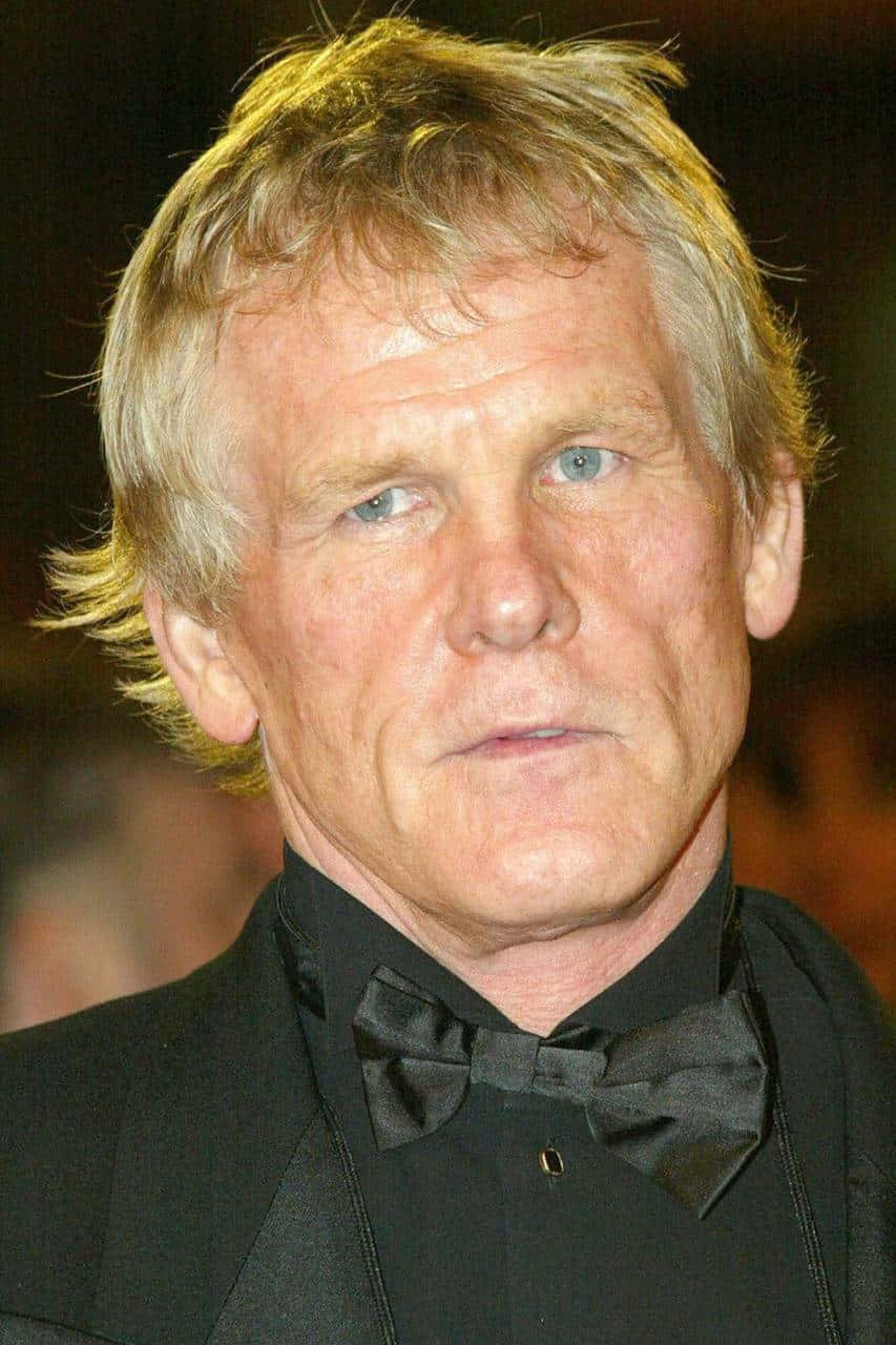 853x1280 Download Actor Nick Nolte Embodying Classic Hollywood Masculinity Wallpaper