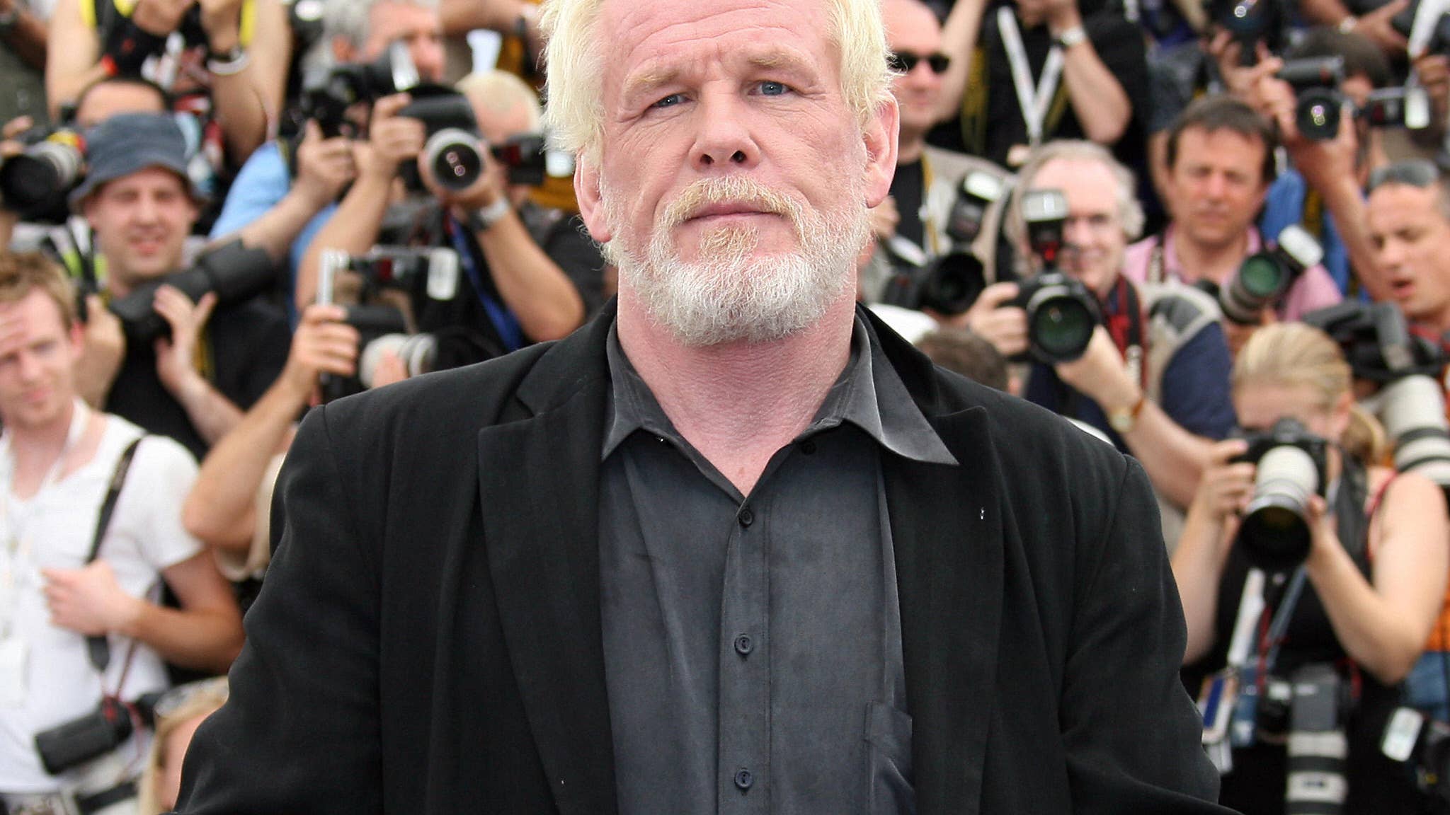 2048x1152 Legendary Actor Is Unrecognizable During Outing with Wife