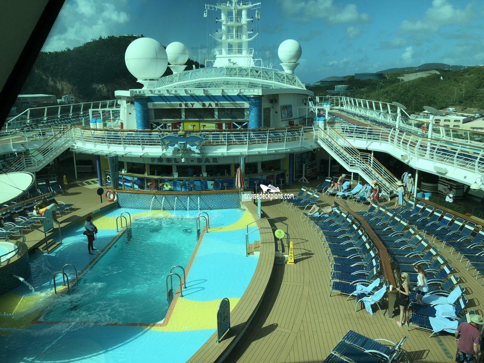 1600x1200 Serenade of the Seas Main Pool Picture