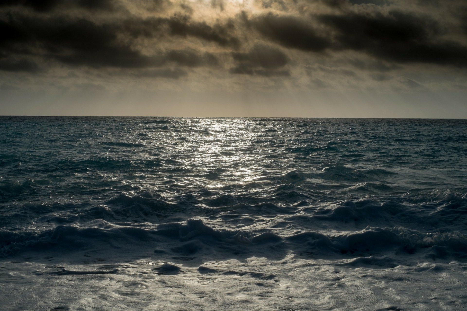 1920x1280 Sunbeam Serenade: HD Ocean Seascape Under Clouded Skiesx1365