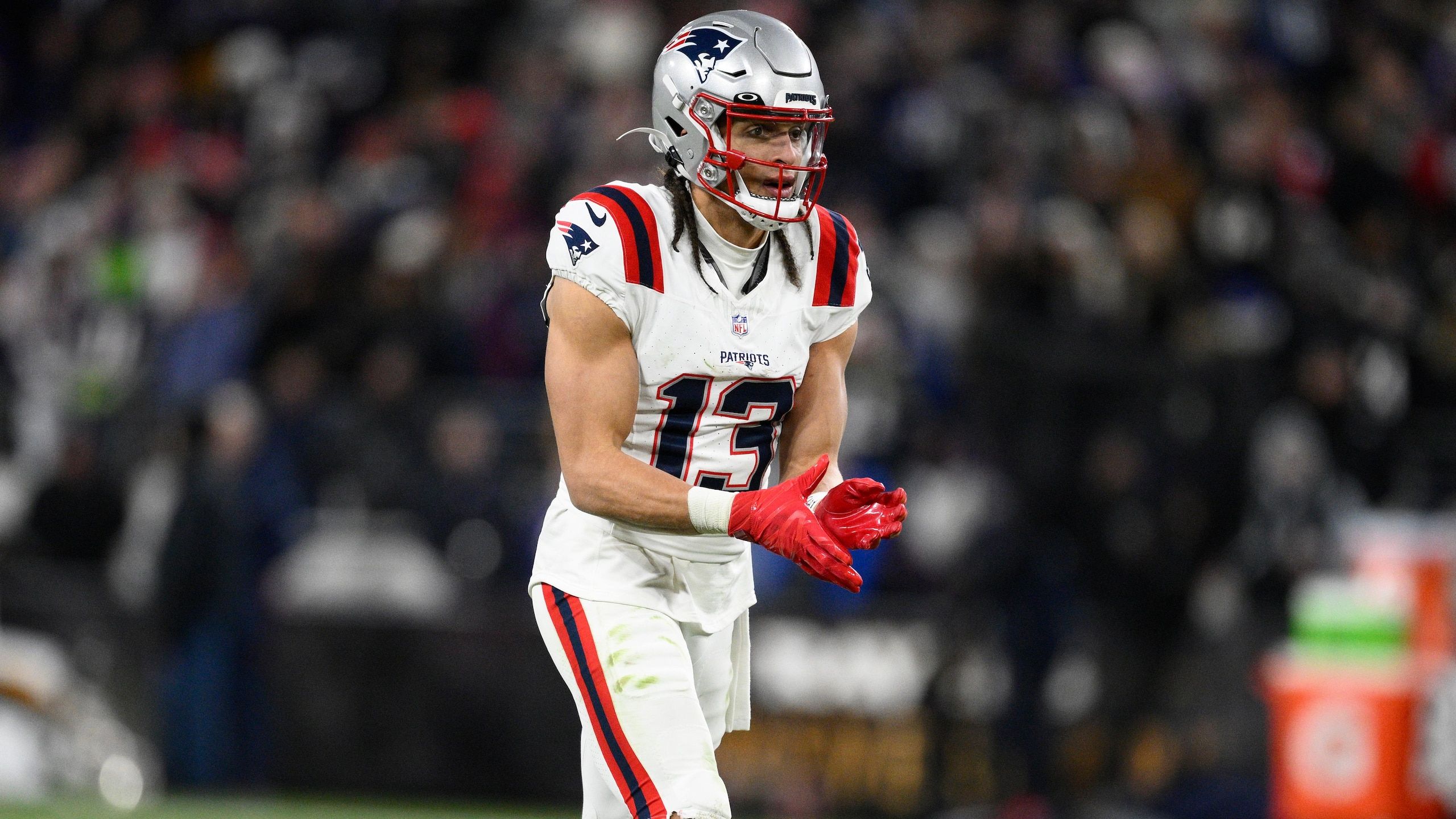 2560x1440 Patriots' Mack Hollins Sports Mike Vrabel's High School Jersey in Photo Ahead of NFL Super Bowl 60