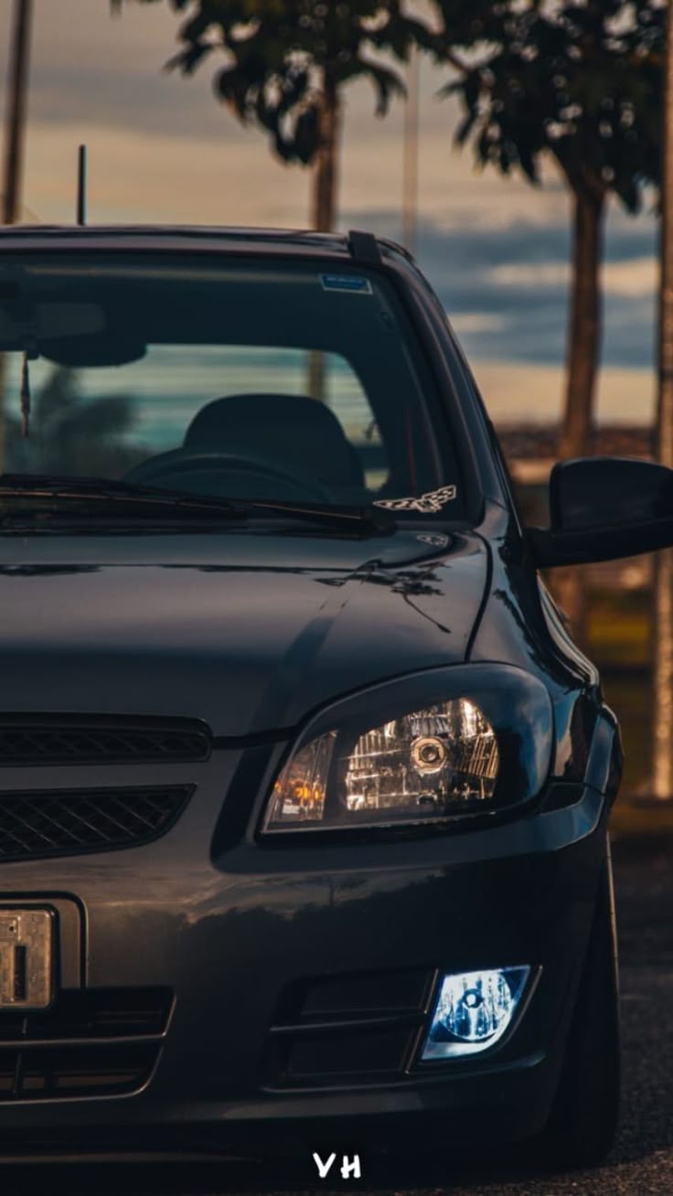 736x1308 Black Car Parked in a Scenic Parking Lot. Celta rebaixado wallpaper, Celta carro, Corsa rebaixado
