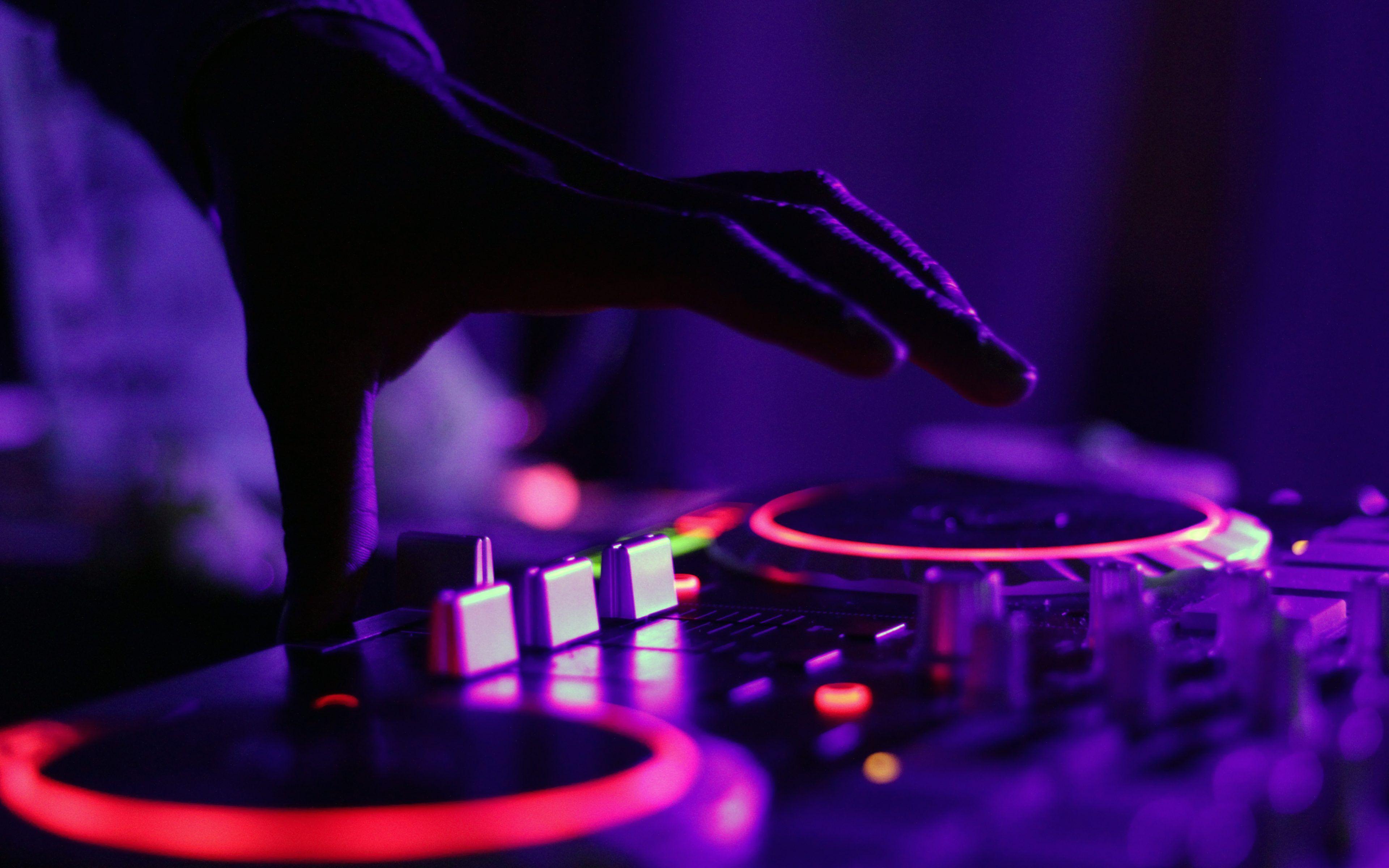 3840x2400 DJ Turntable in the dark 5K UHD Wallpaper