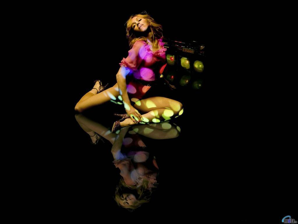 1024x768 Madonna Wallpaper
