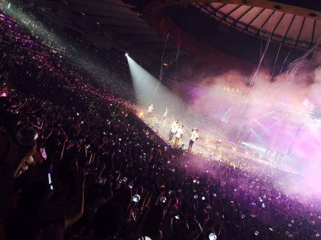 1024x768 Bts Concert Aesthetic Wallpaper