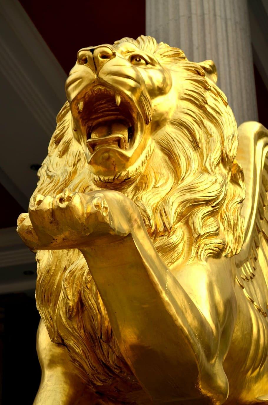 910x1375 Golden Lion Statue HD