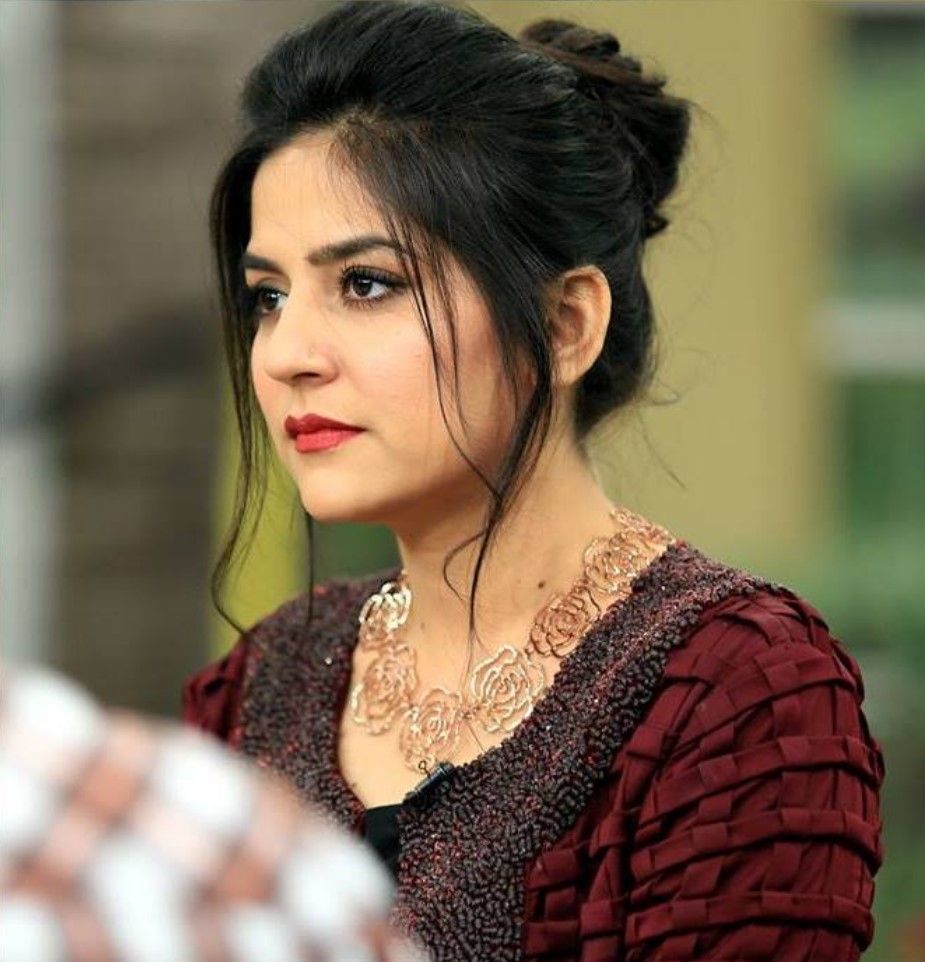 925x962 Sanam Baloch Wallpaper