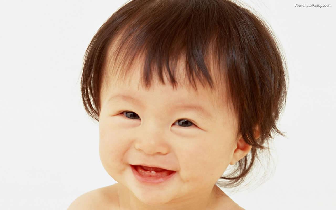 1280x800 Japanese Baby Face Smile Wallpaper