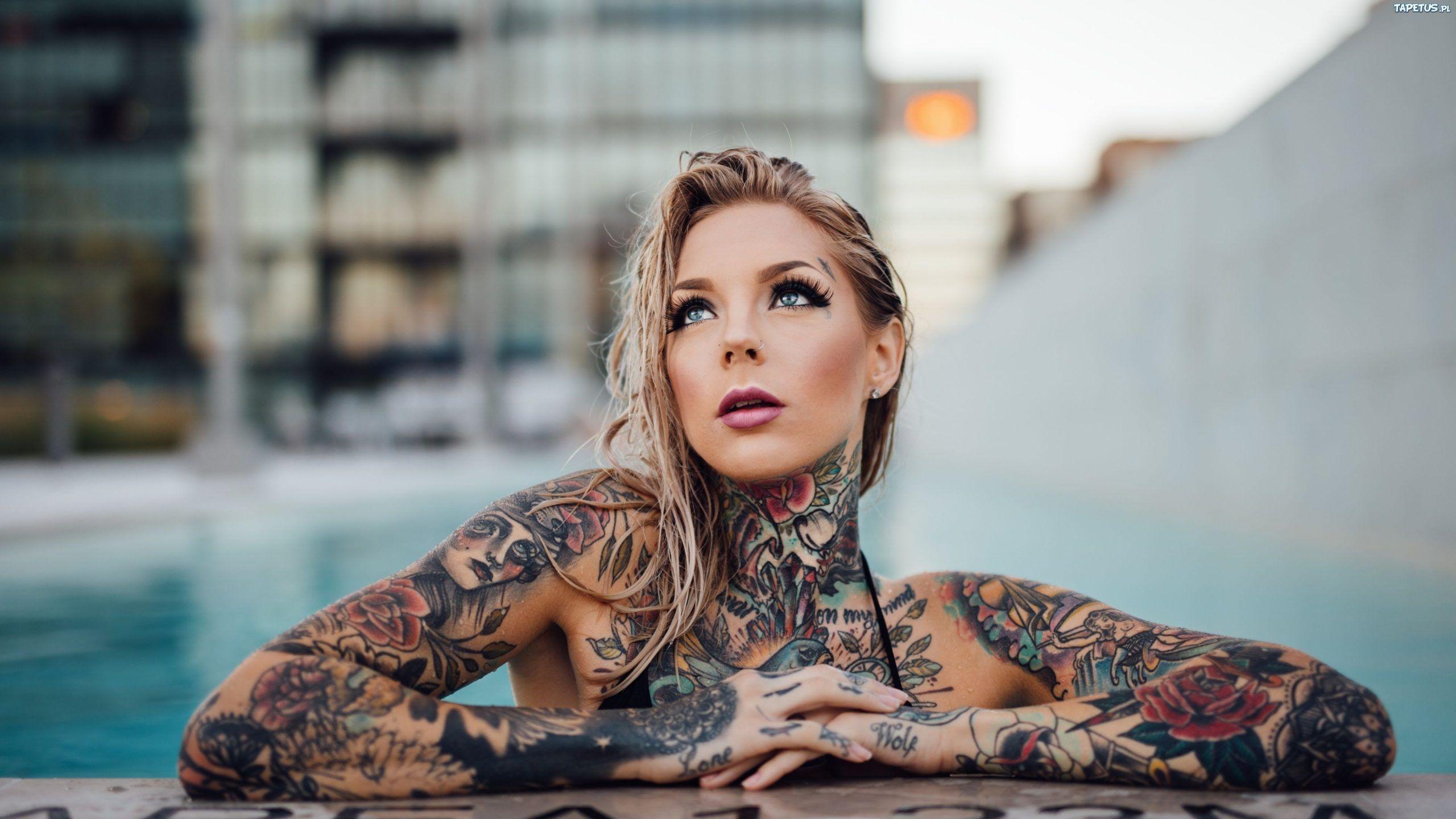 2560x1440 Tattoo Girl Wallpaper