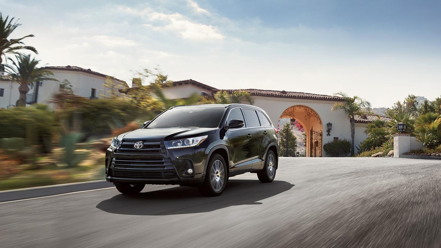 1440x810 Toyota Highlander black on road full HD wallpaper
