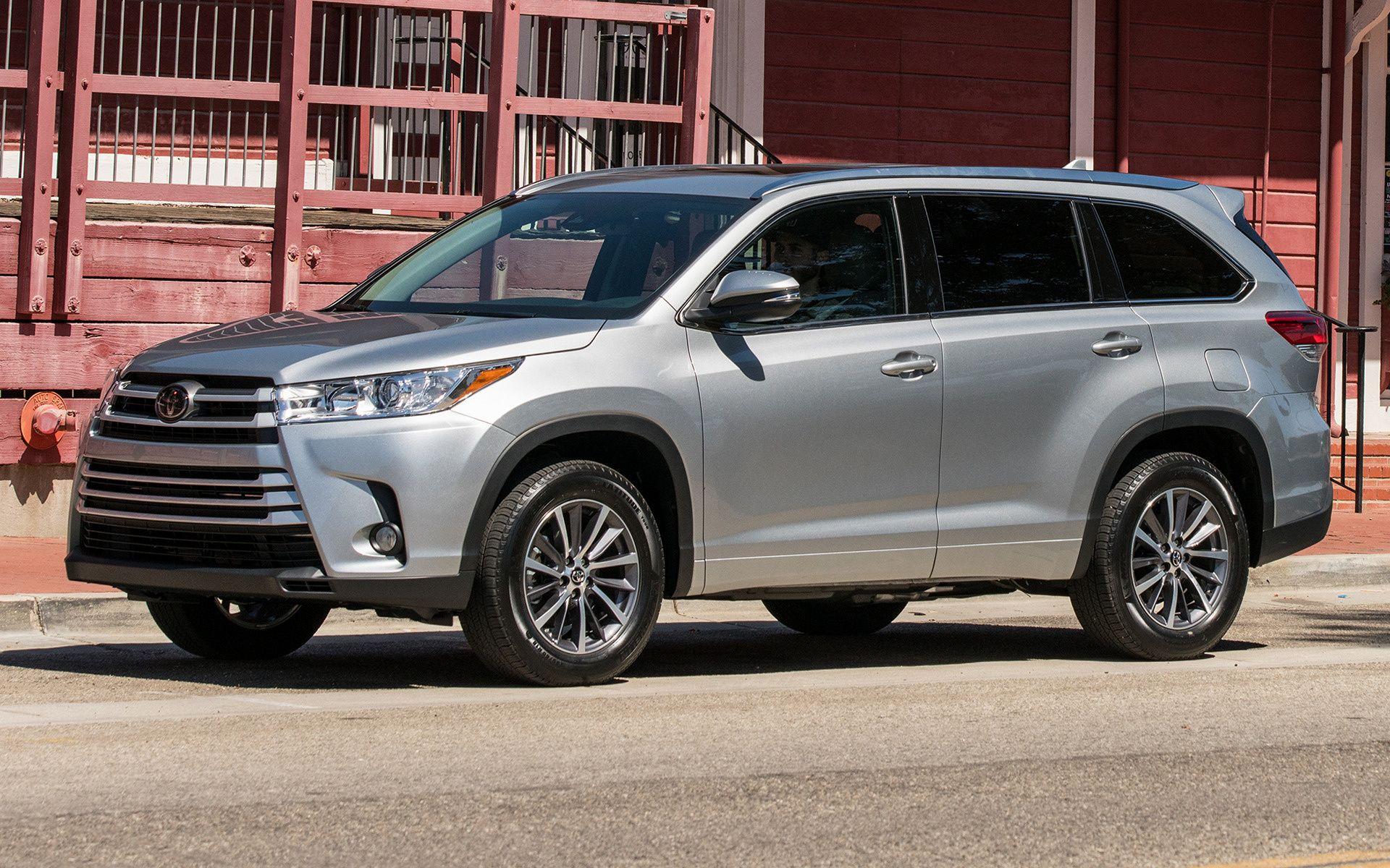 1920x1200 Toyota Highlander Features
