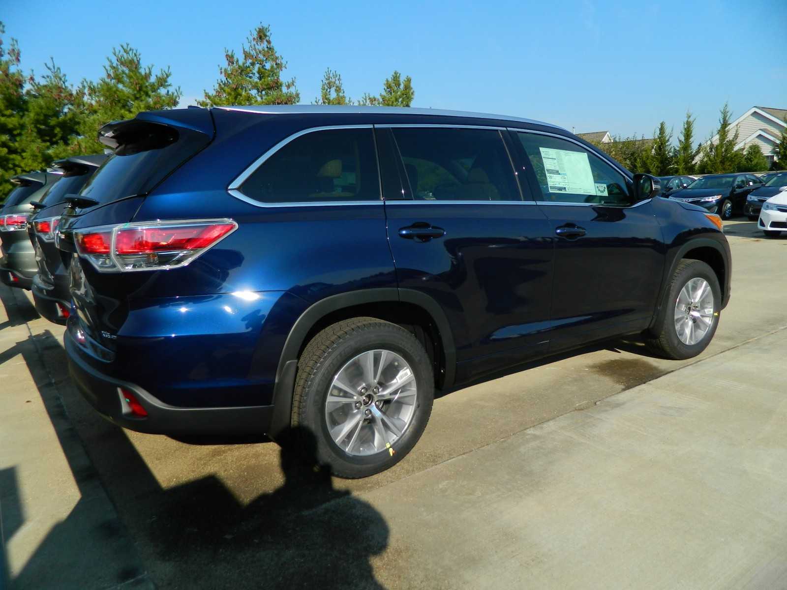 1600x1200 Toyota Highlander 2015 XLE wallpaperx1200