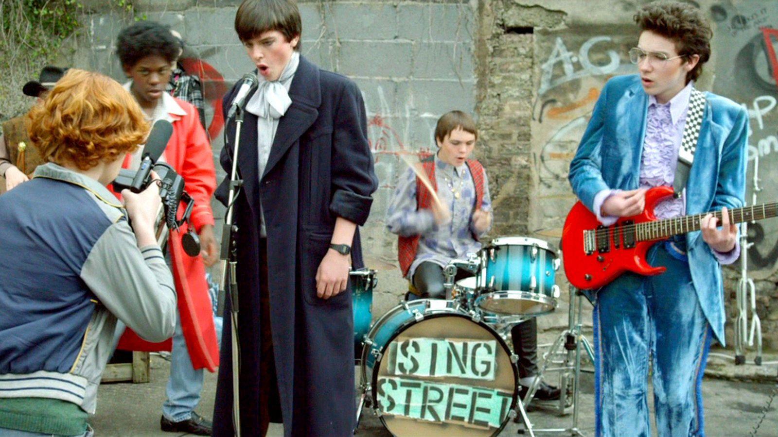 Looking sing for. Синг стрит. Имон Sing Street. Sing Street фильм. Синг стрит герои.