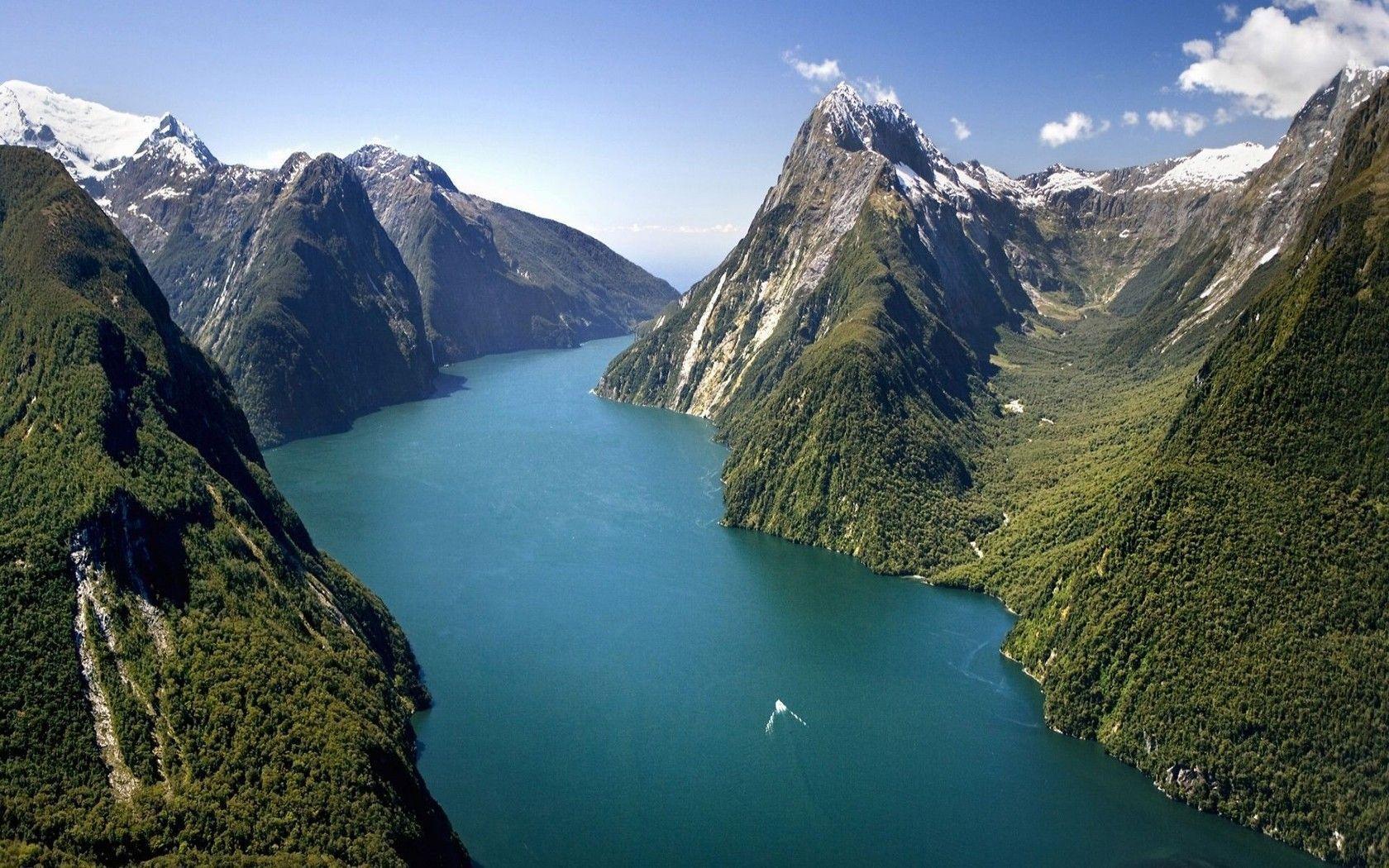 1680x1050 Milford Sound Wallpaper