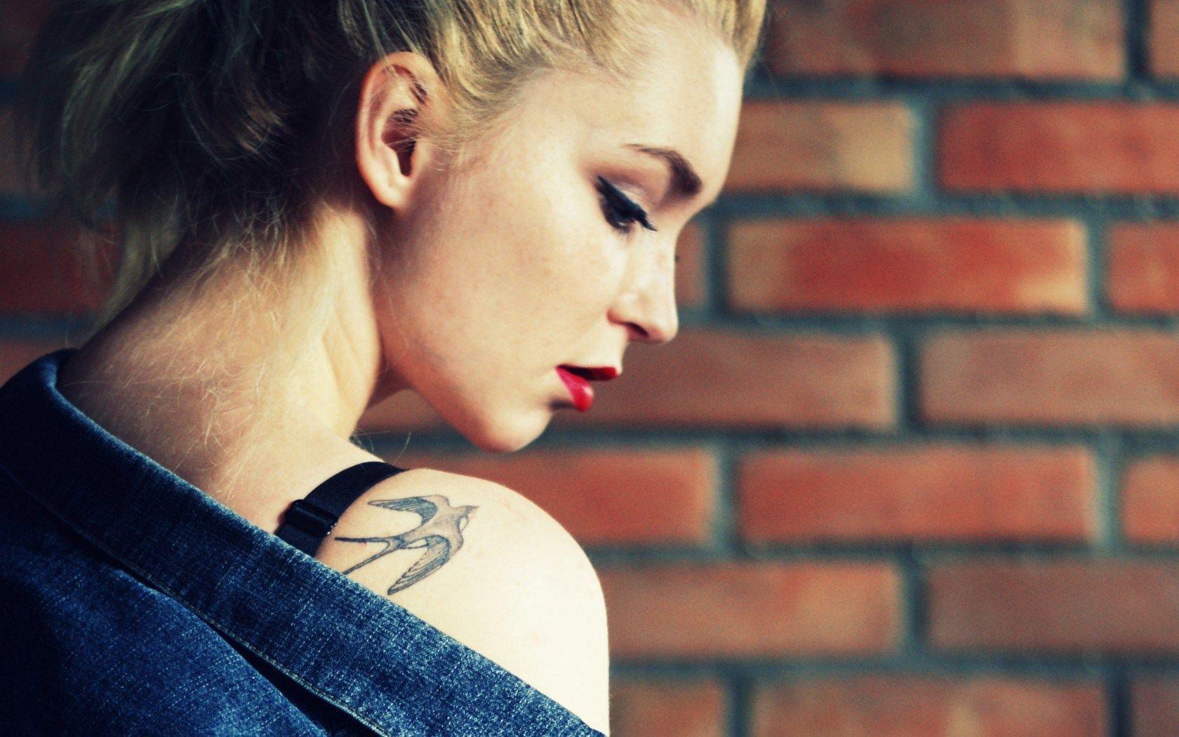 1680x1050 Wall Blonde Girl Tattoo Swallow wallpaperx1050