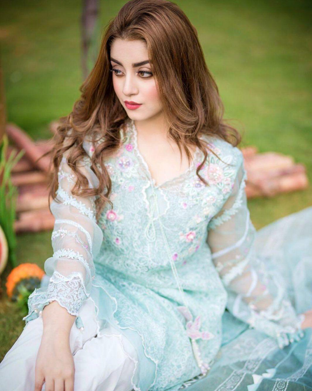 Alizeh Shah Alizeh Shah Wallpapers - Top Free Alizeh Shah Backgrounds - WallpaperAccess