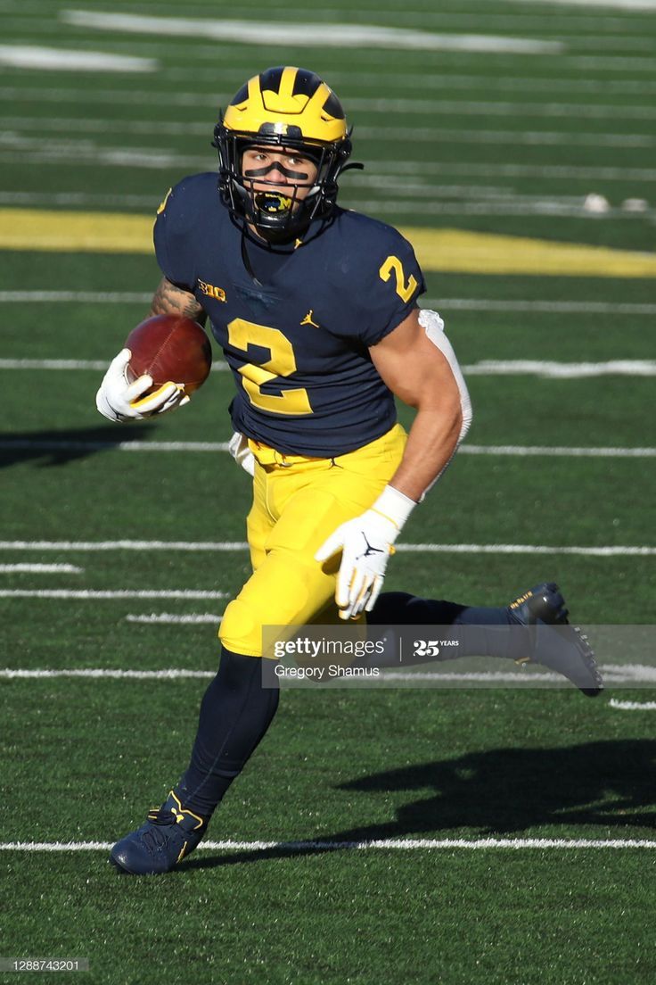 736x1104 News Photo : Blake Corum of the Michigan Wolverines while