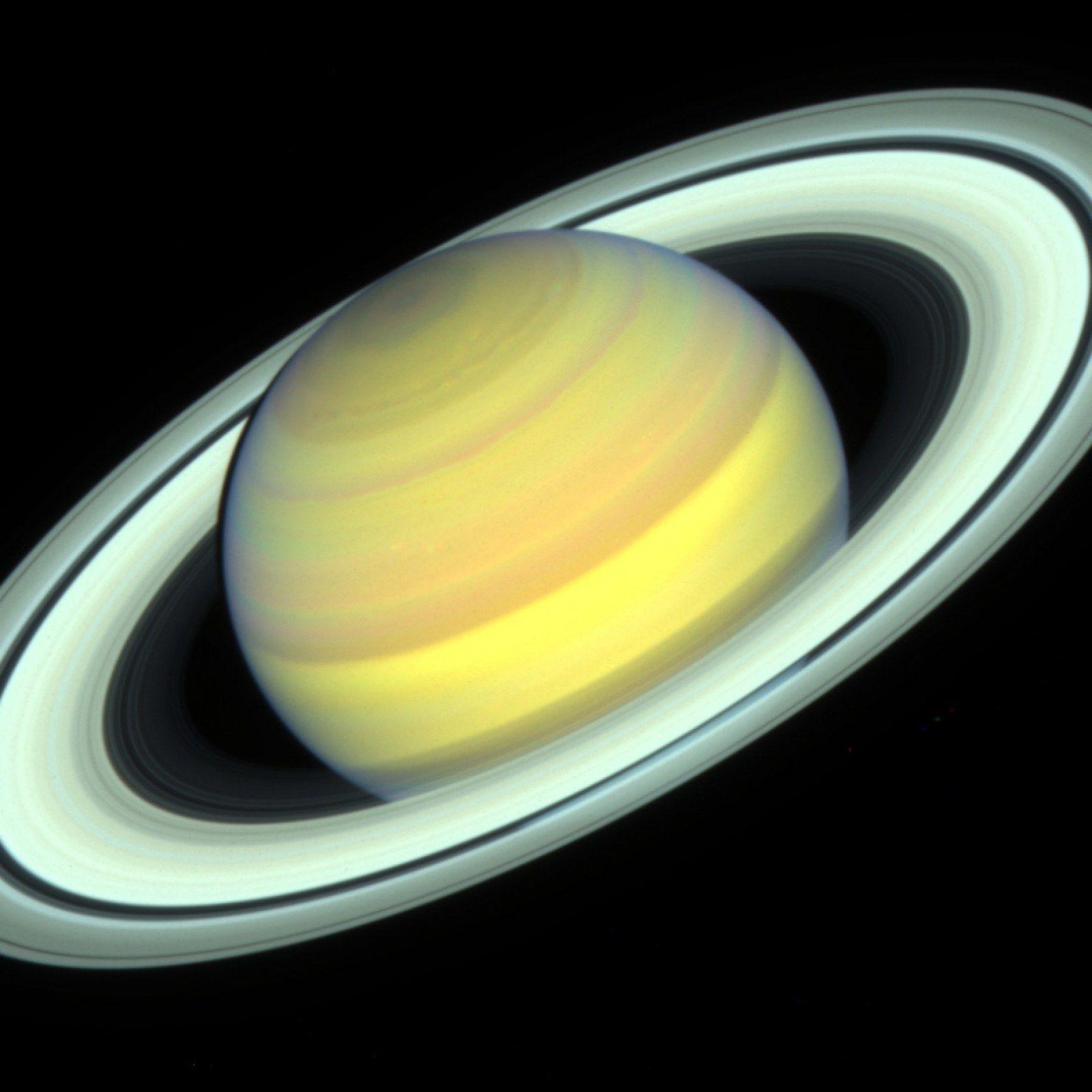 1600x1600 Spectacular NASA Image Show Seasons Changing on Saturn