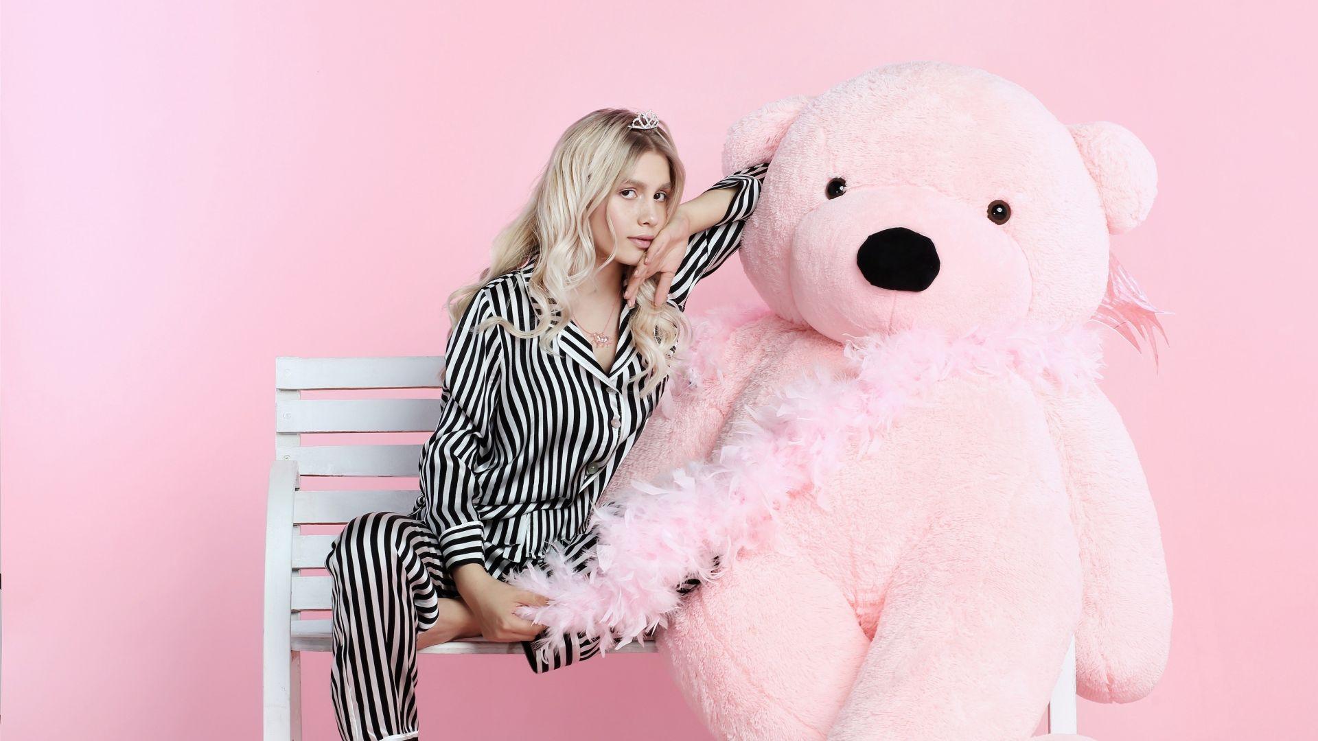 1920x1080 Desktop wallpaper teddy bear and aleyna tilki, celebrity, HD image, picture, background, f4f32b