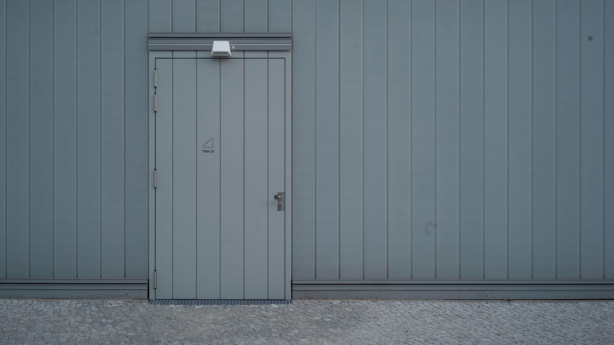 2048x1152 Download wallpaper 2048x1152 door, wall, gray, minimalism ultrawide monitor HD background
