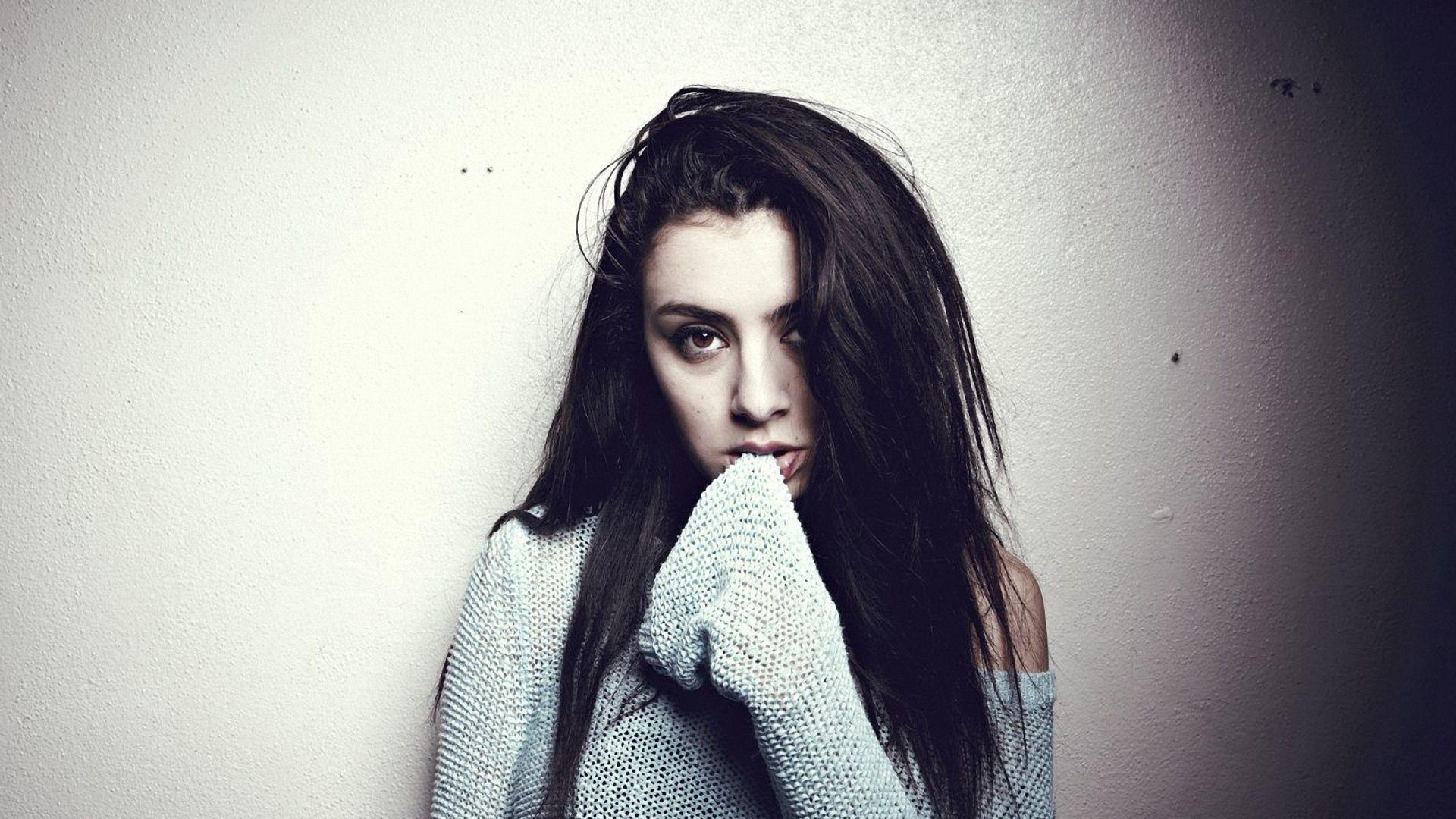 1920x1080 Download wallpaper 1920x1080 charli xcx, singer, brunette, photo