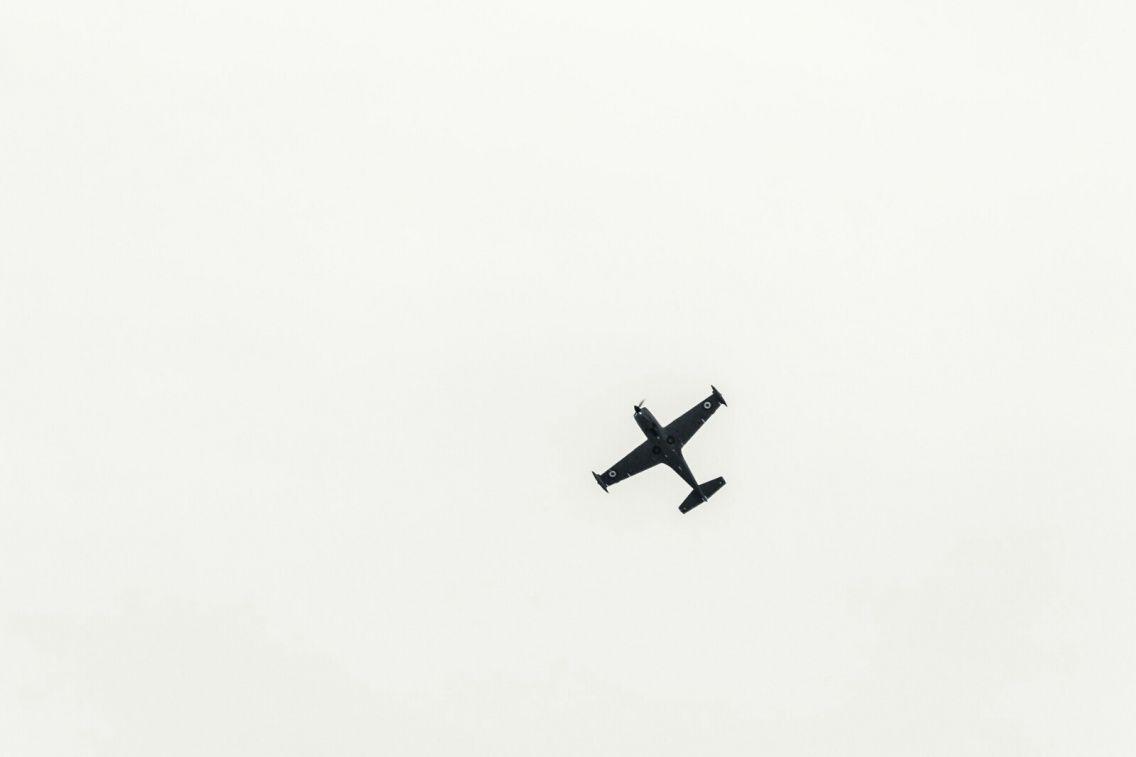1136x757 Plane Wallpaper #minimalist