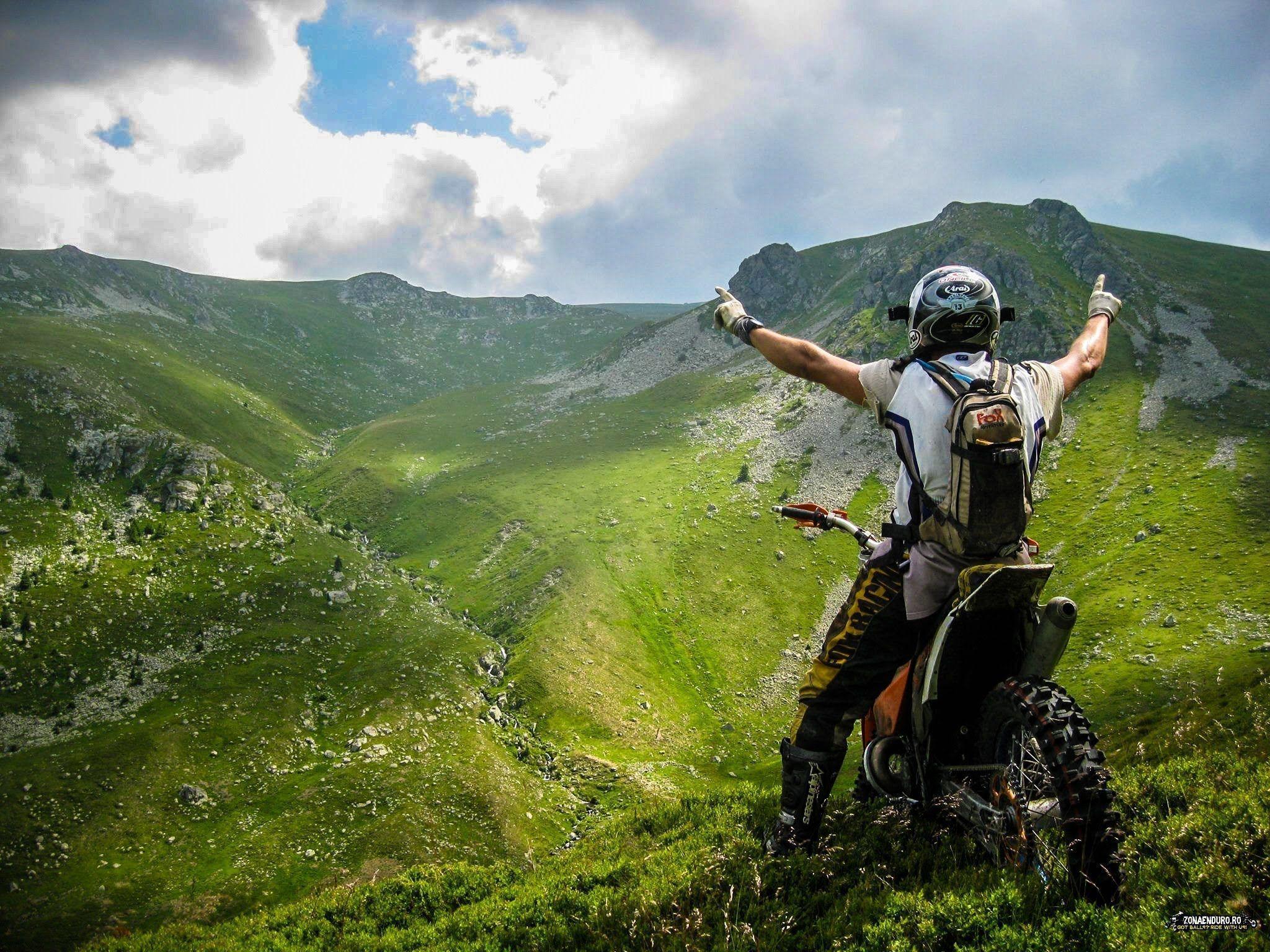 2048x1536 Enduro Wallpaper