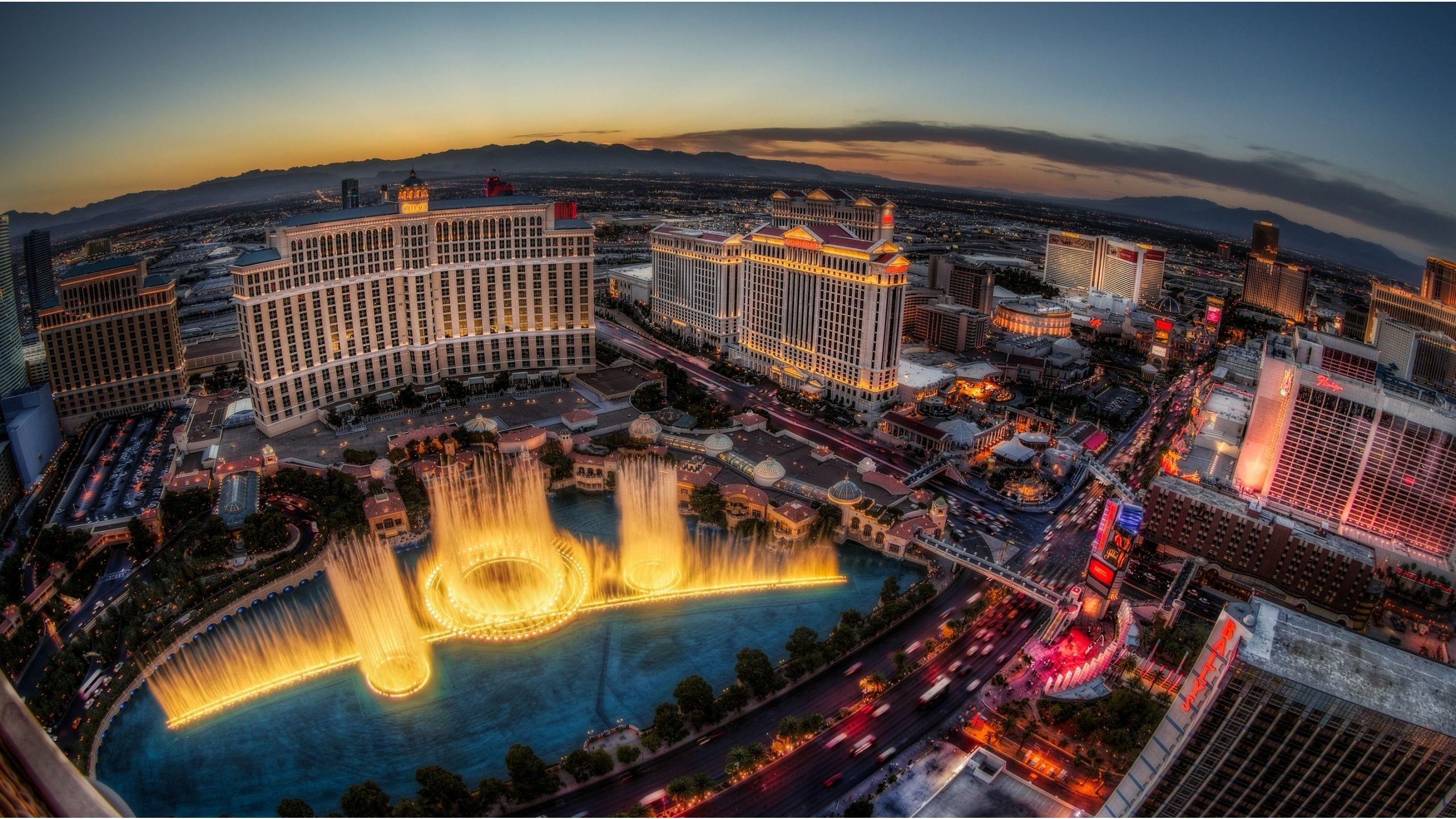 2560x1440 Las Vegas Sunset Fountain Show Wallpaper