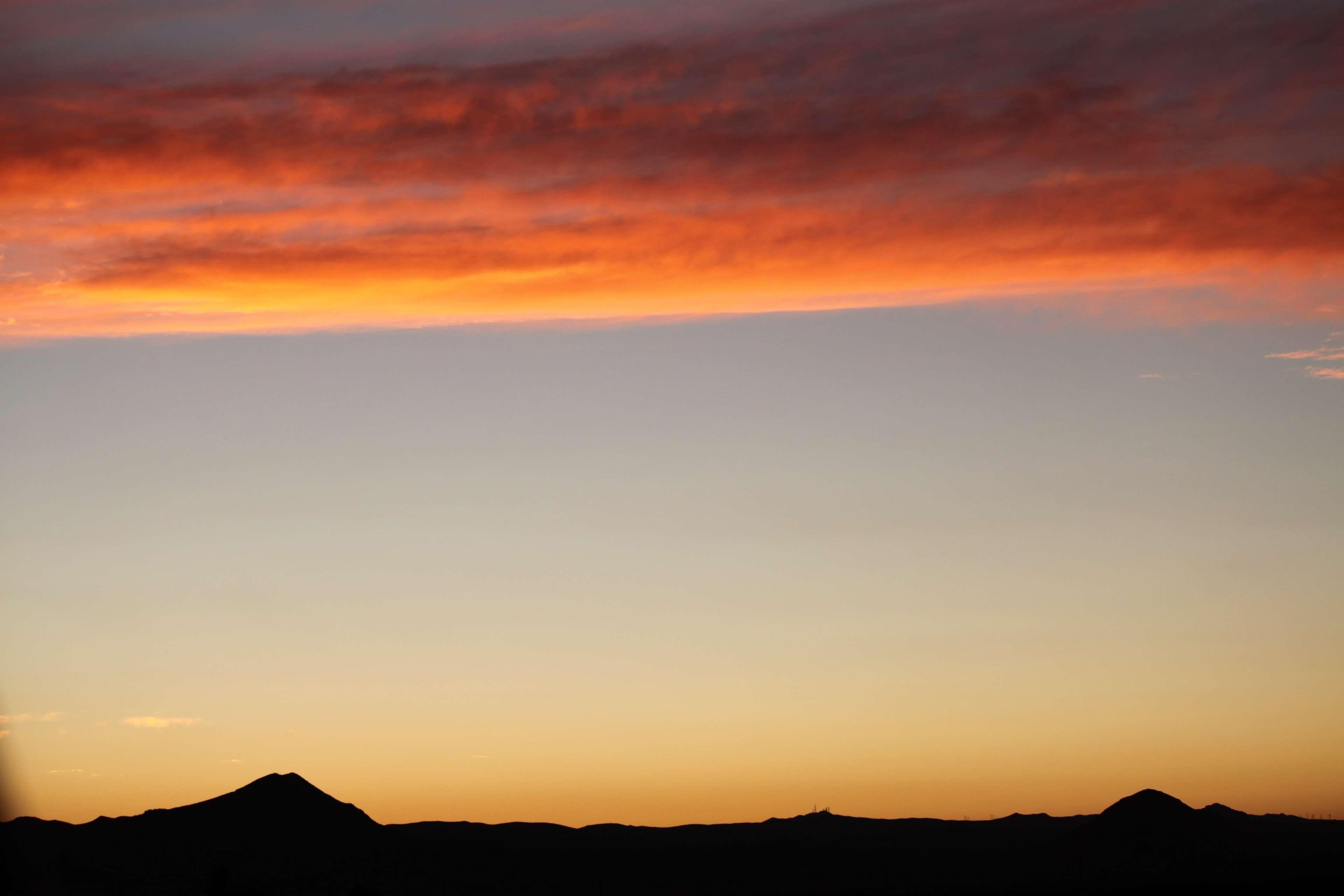 3840x2560 las vegas #mountains #red sky #sunset. Sunset, Red sky, Las vegas mountains